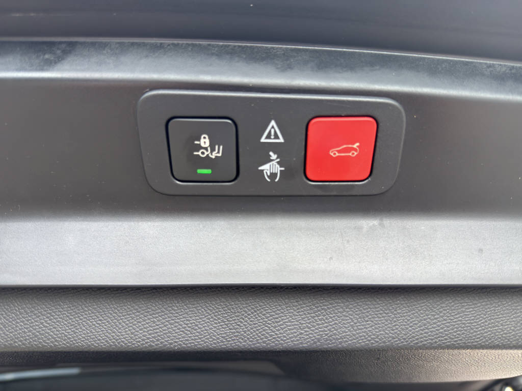 PEUGEOT 5008 1.5 BlueHDi GT Line-image-12