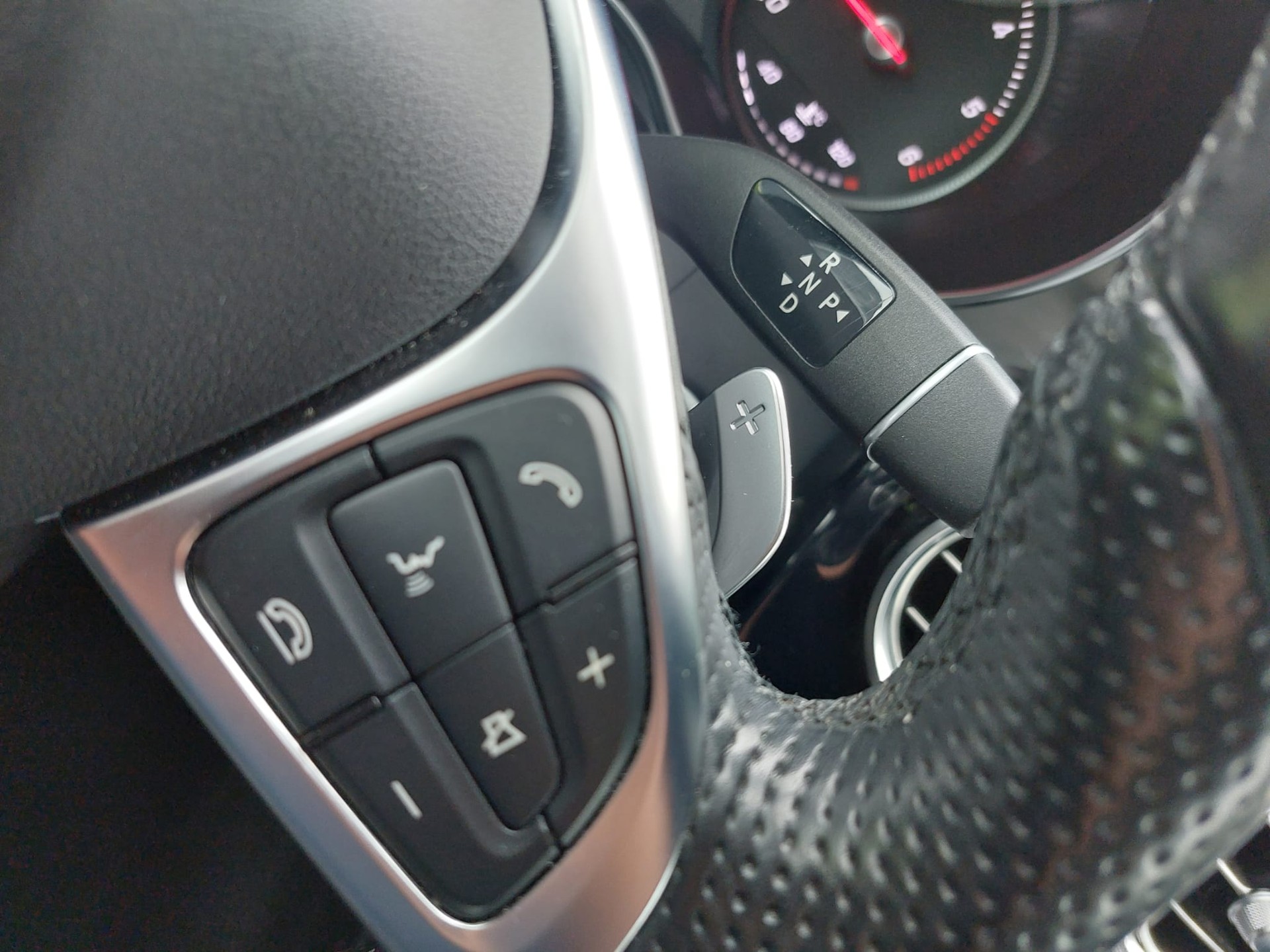 MERCEDES-BENZ GLC 250 d AMG Line 4Matic 9G-Tronic-image-10