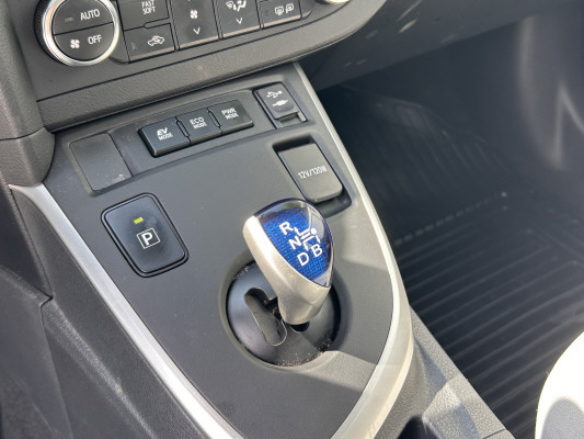 TOYOTA Auris 1.8 VVT-i HSD Sol-image-12