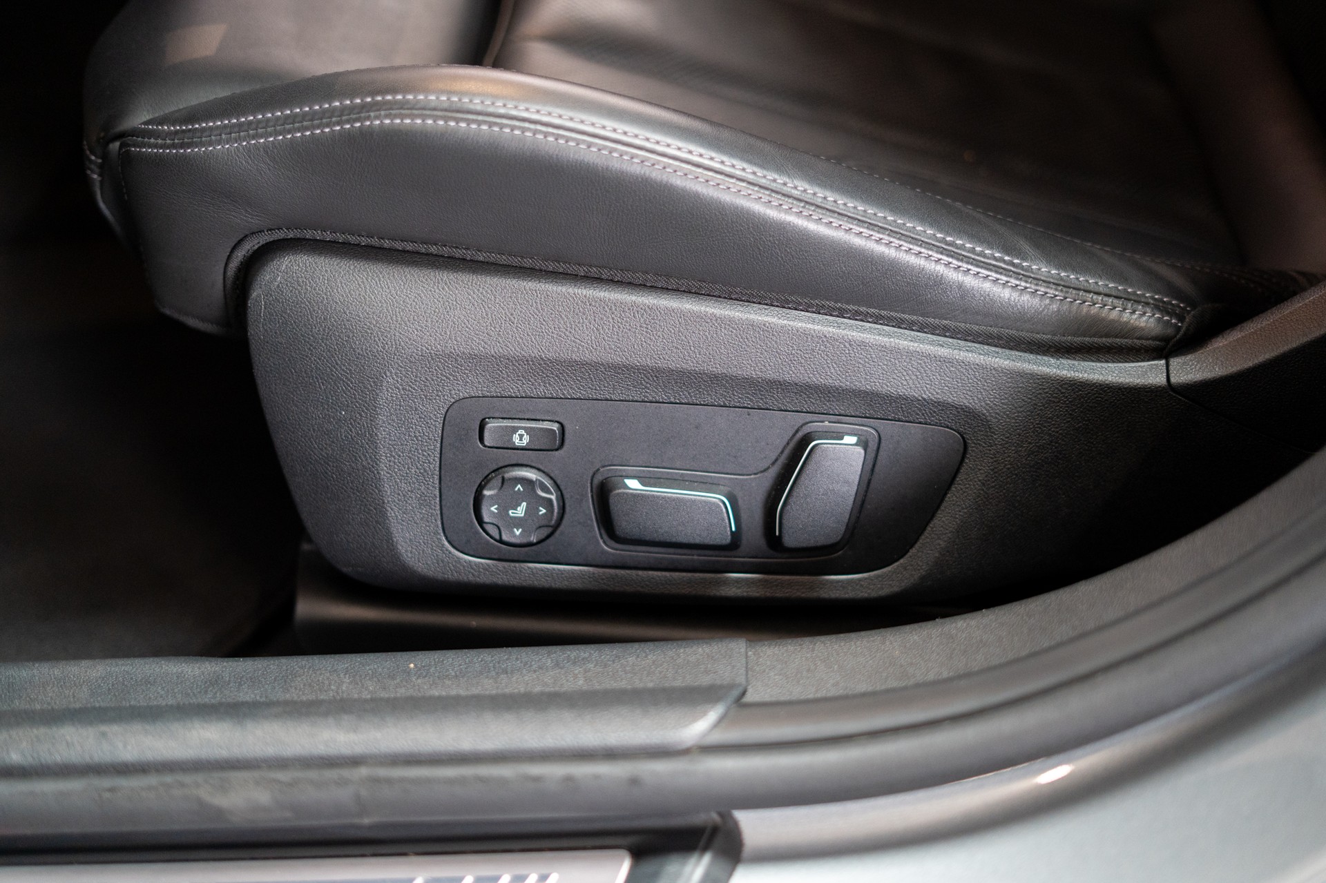 BMW M3 Competition xDrive / LCI / Head-Up / Harman Kardon / Carbon Interieu-image-24