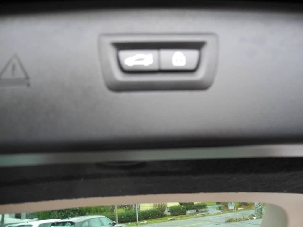 BMW 520d Touring xDrive Steptronic ** Voll-Leder Ausstattung ** G.Navi mit RF-kamera ** Frisch ab MFK **-image-6