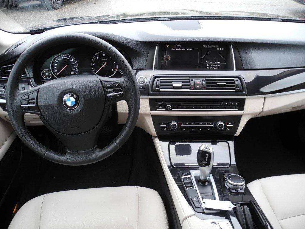 BMW 520d Touring xDrive Steptronic ** Voll-Leder Ausstattung ** G.Navi mit RF-kamera ** Frisch ab MFK **-image-9