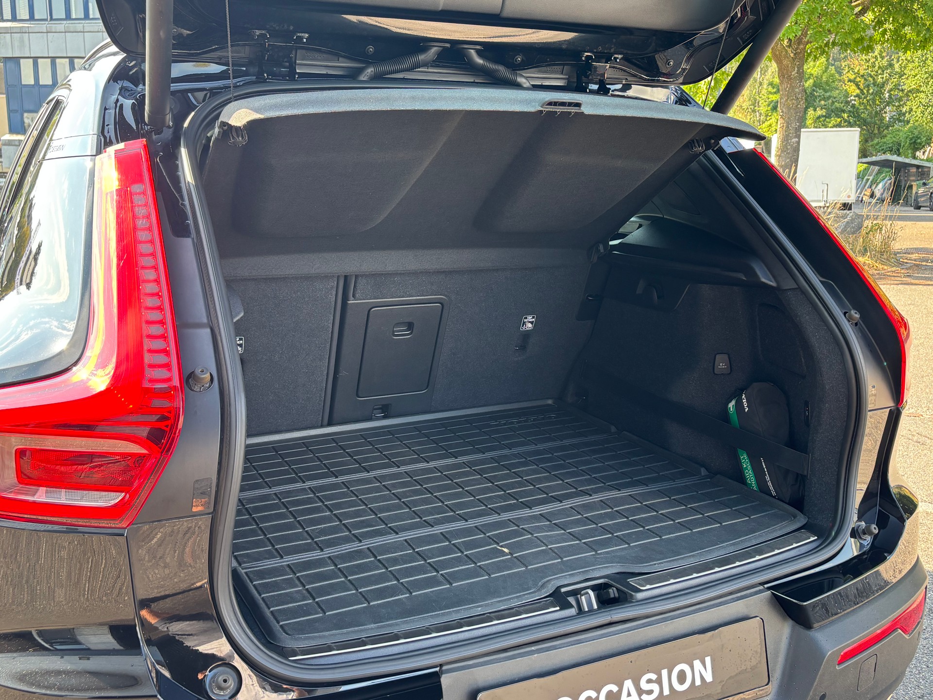 VOLVO XC40 2.0 T5 R-Design AWD-image-10