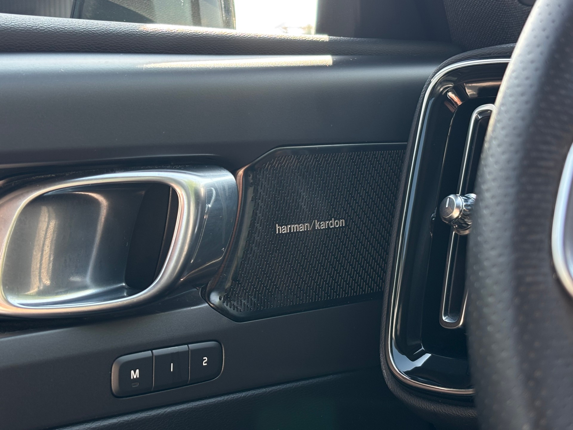 VOLVO XC40 2.0 T5 R-Design AWD-image-17