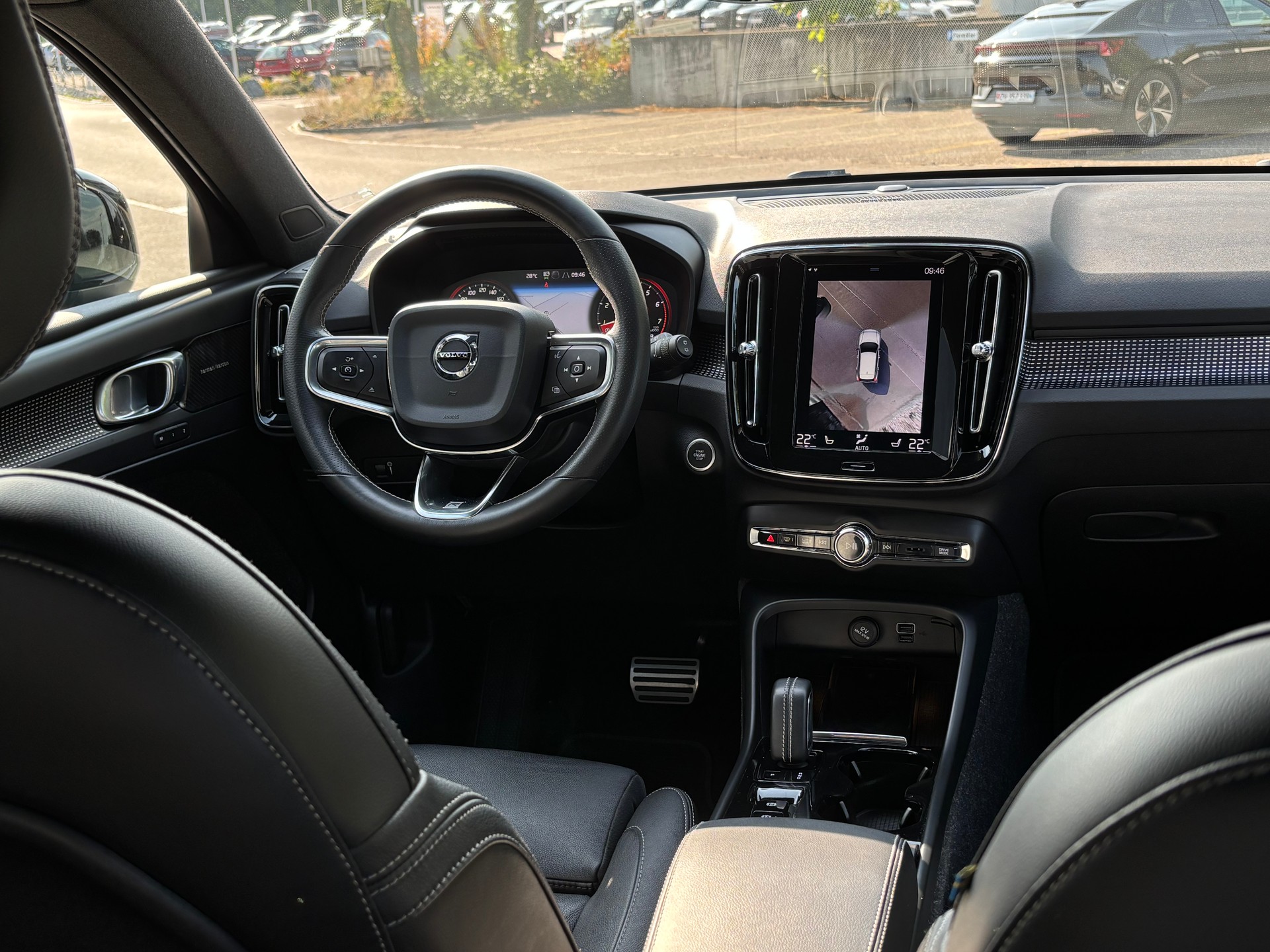 VOLVO XC40 2.0 T5 R-Design AWD-image-14