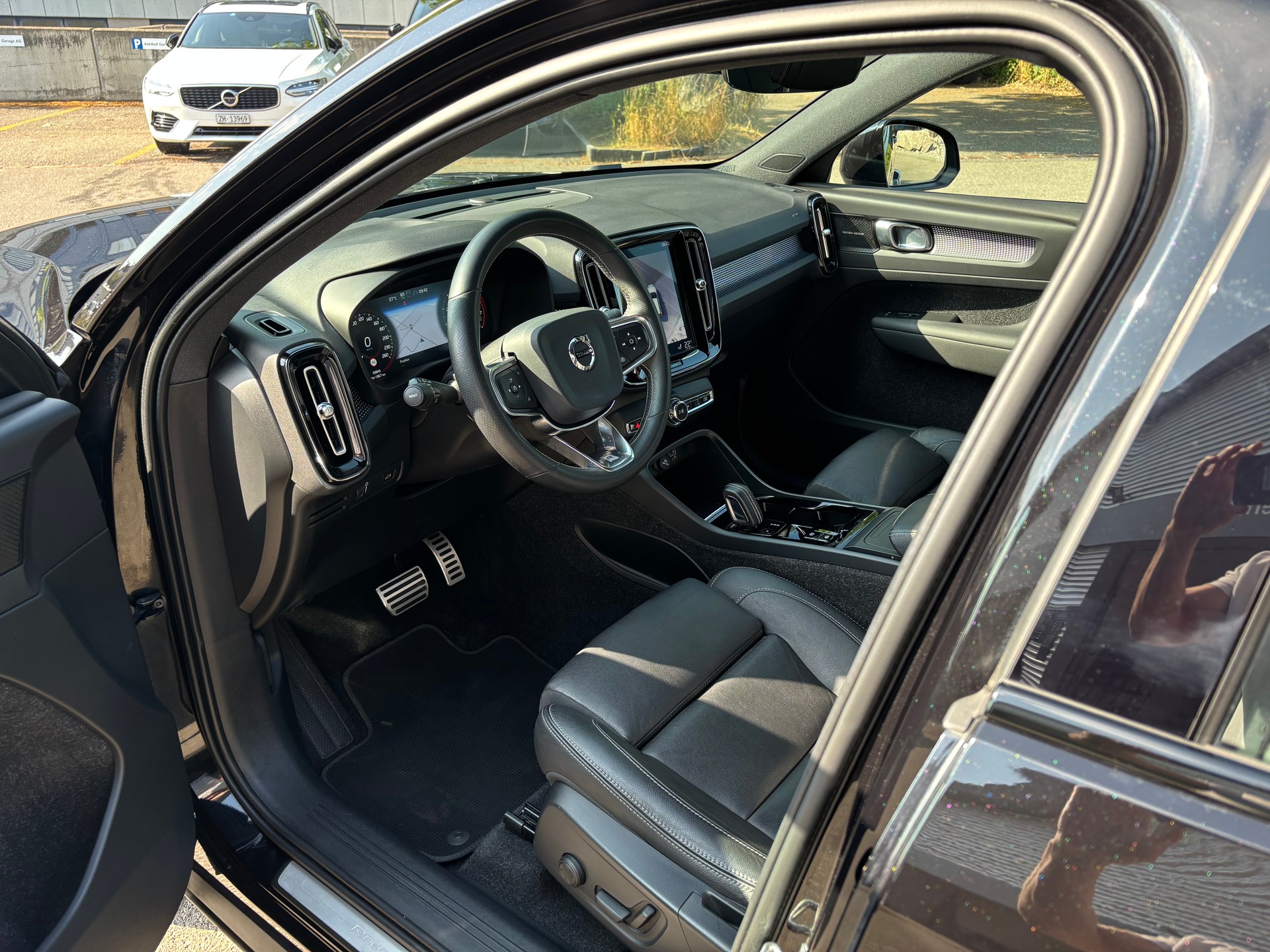 VOLVO XC40 2.0 T5 R-Design AWD-image-2