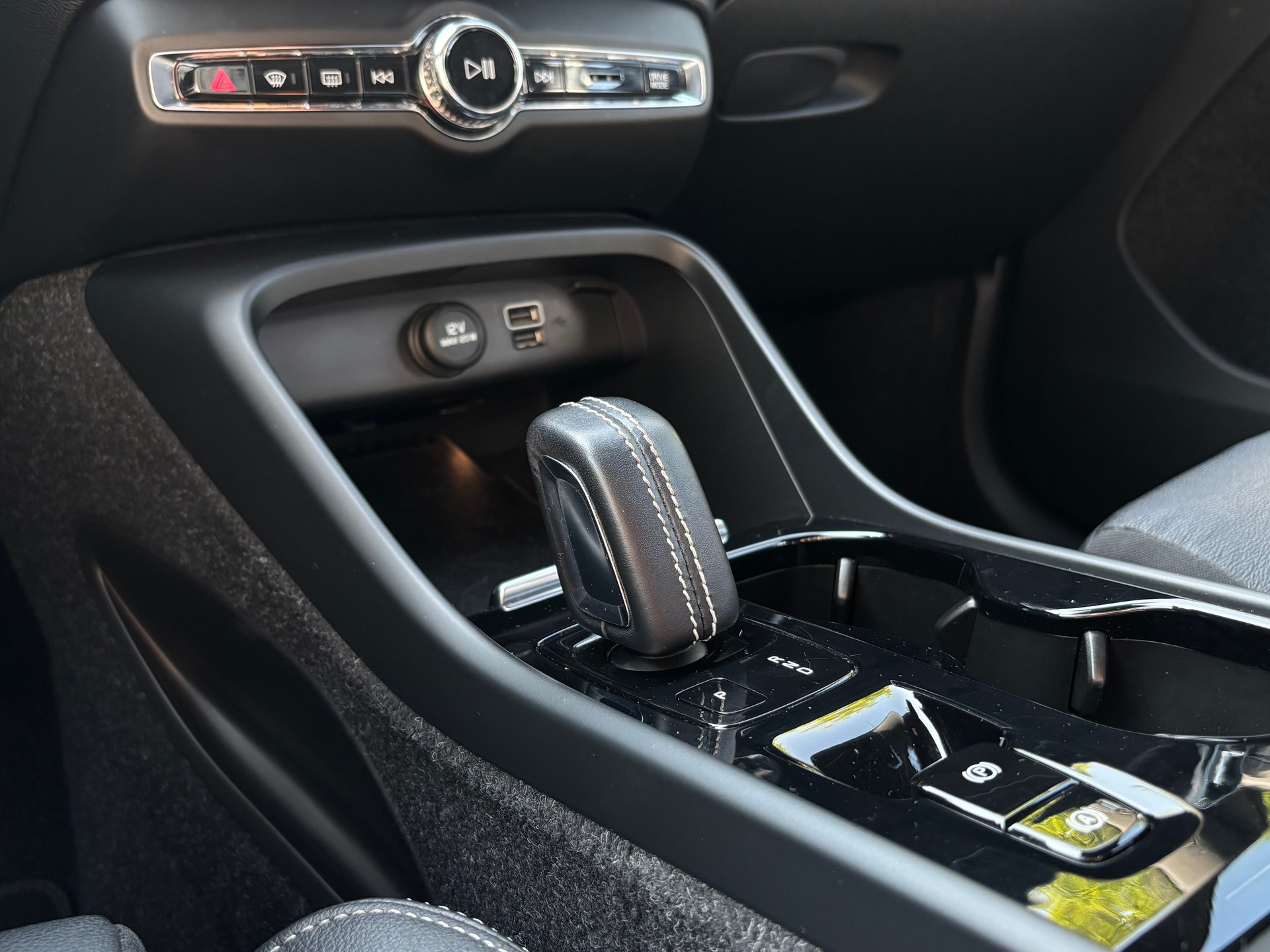 VOLVO XC40 2.0 T5 R-Design AWD-image-16