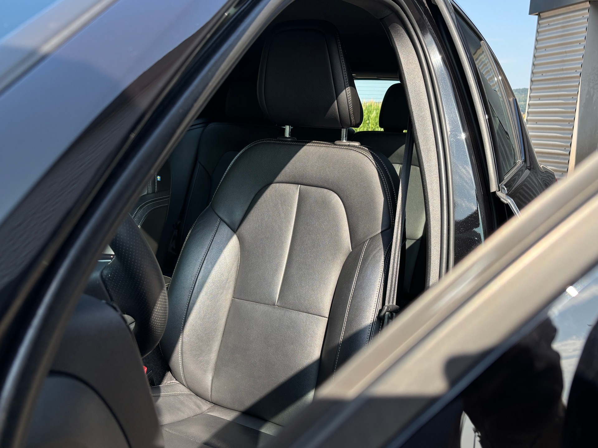 VOLVO XC40 2.0 T5 R-Design AWD-image-4
