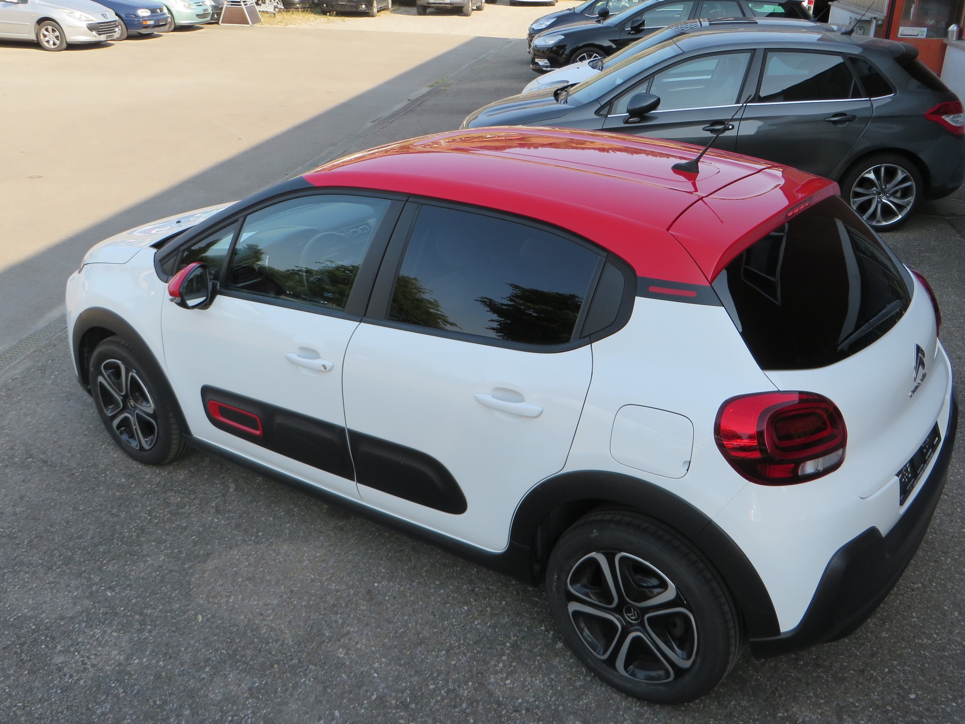 CITROEN C3 1.2i PureTech Swiss Edition EAT6-image-4