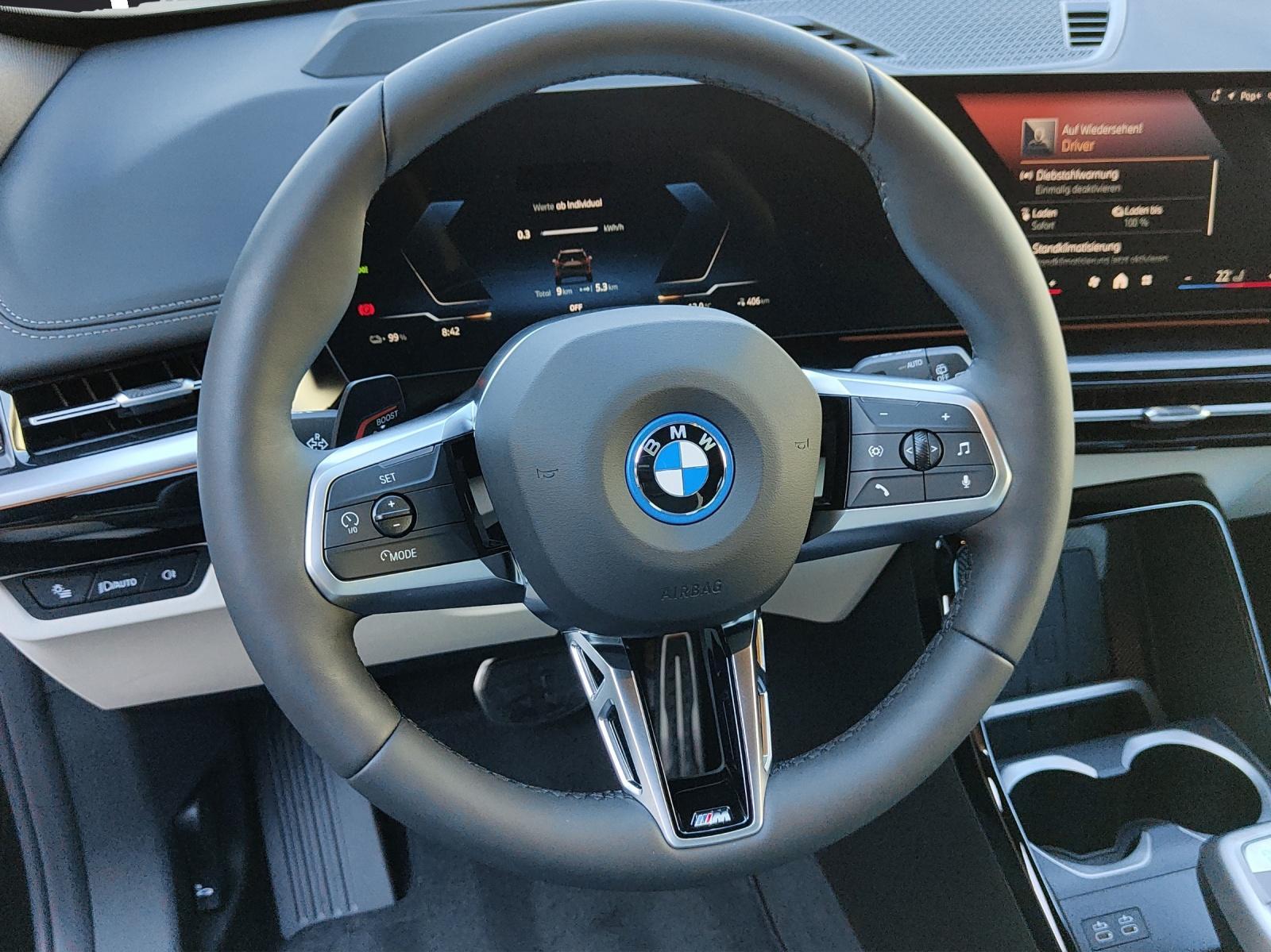 BMW iX1 30 xDrive-image-11