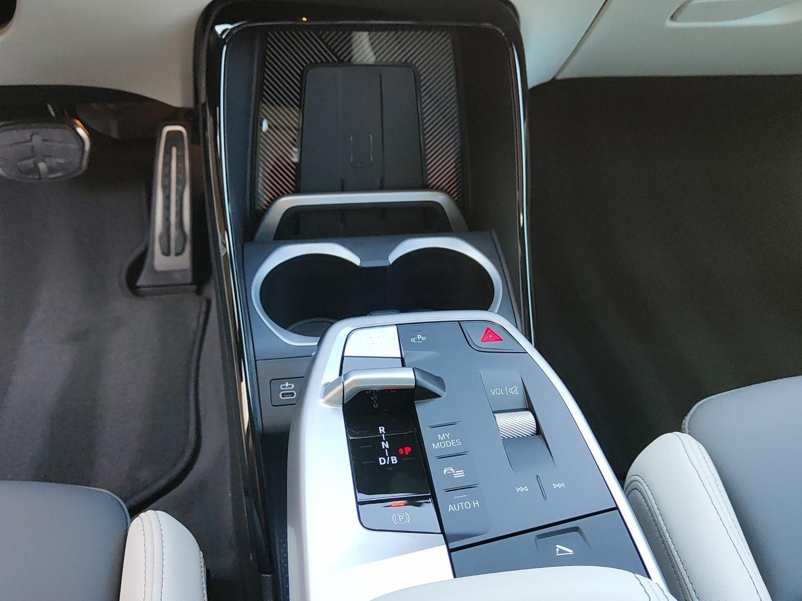 BMW iX1 30 xDrive-image-12