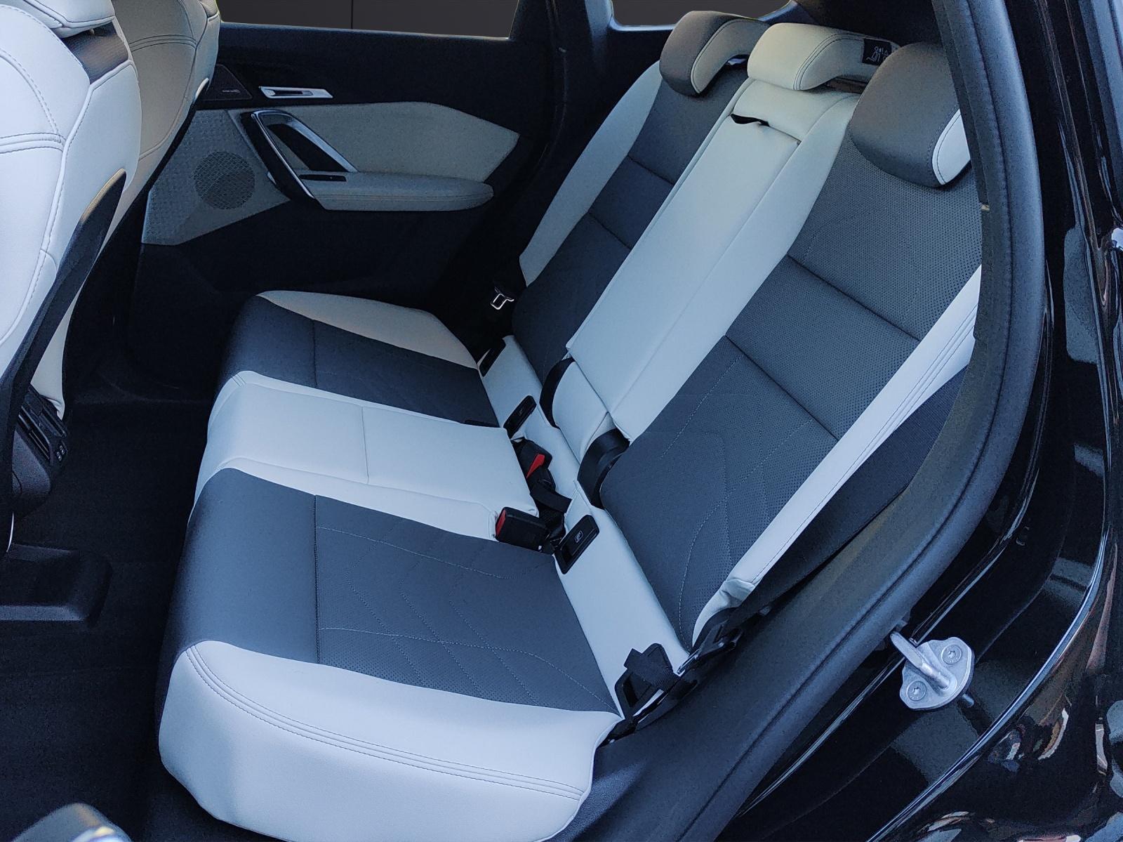 BMW iX1 30 xDrive-image-17
