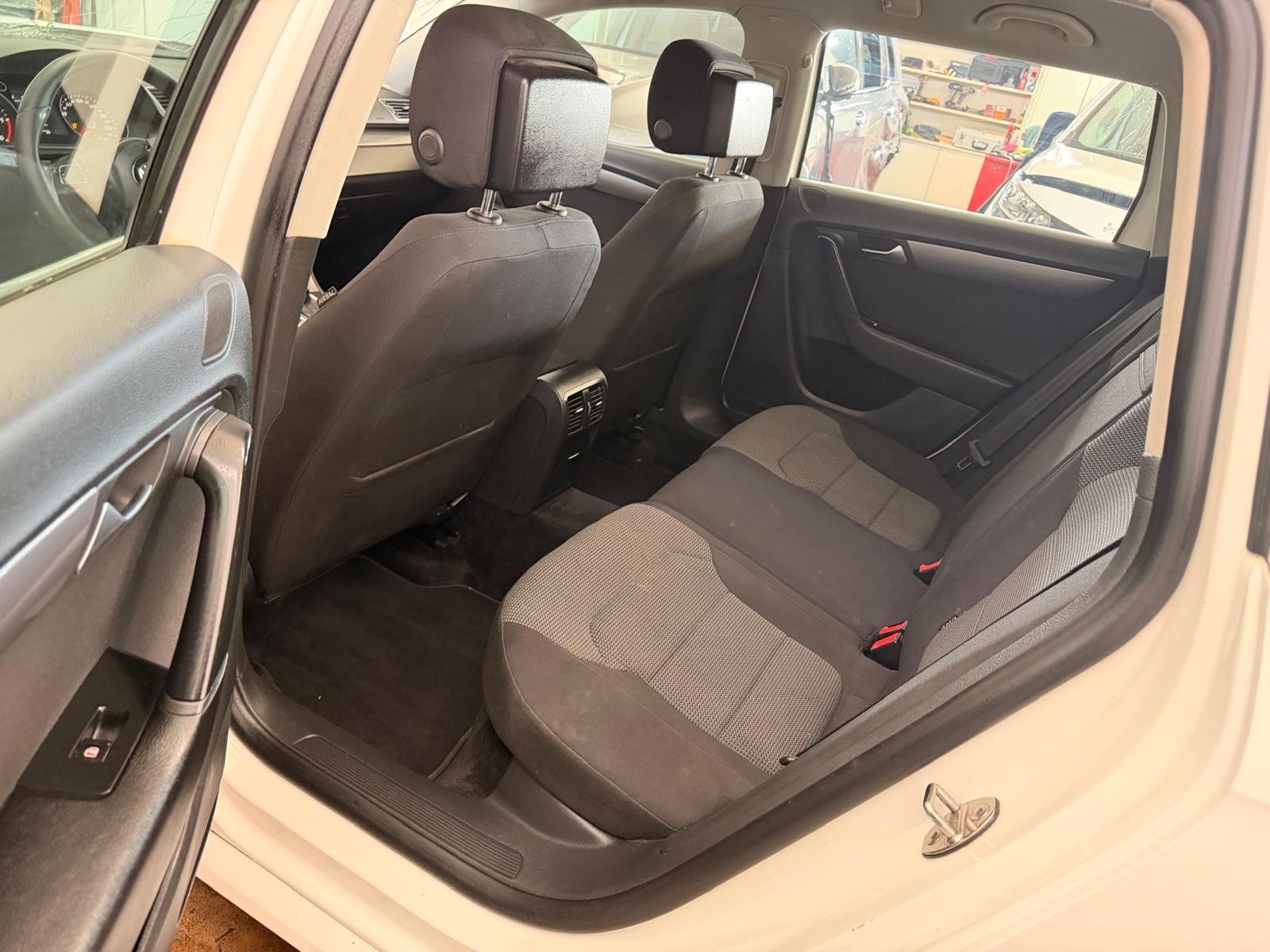VW Passat Variant 2.0 TDI BMT Highline DSG-image-10