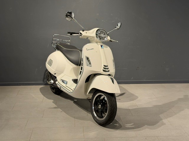 PIAGGIO Vespa GTS 300 HPE Super Tech ABS/ASR-showroom-element-1
