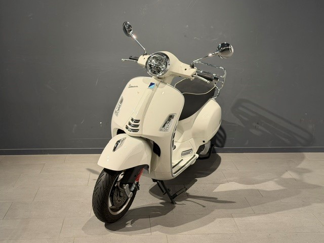 PIAGGIO Vespa GTS 300 HPE Super Tech ABS/ASR-showroom-element-2