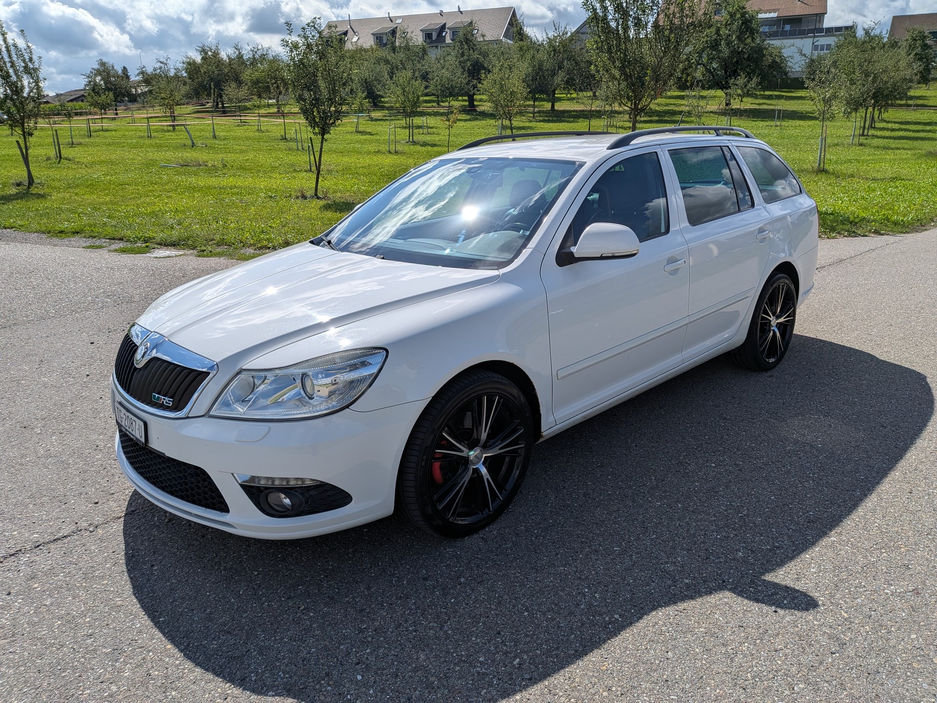 SKODA Octavia Combi 2.0 TDI RS DSG * Frisch ab MFK-image-0