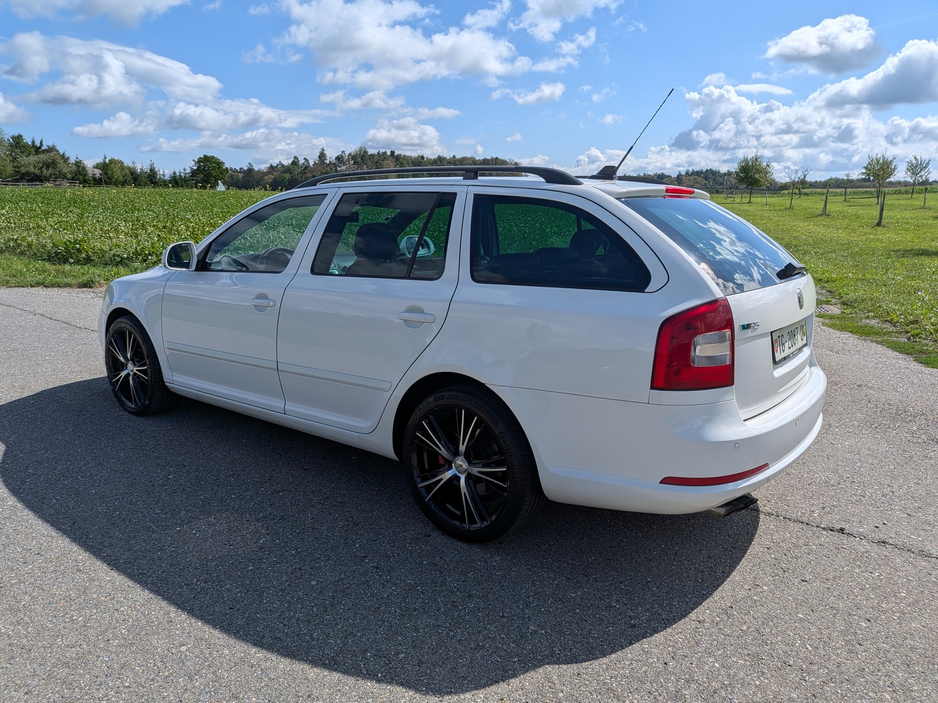 SKODA Octavia Combi 2.0 TDI RS DSG * Frisch ab MFK-image-9