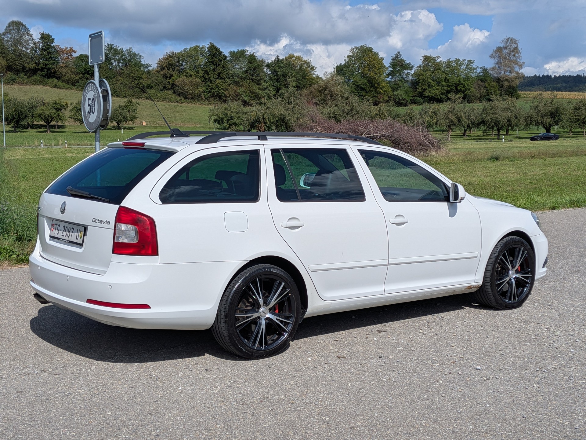 SKODA Octavia Combi 2.0 TDI RS DSG * Frisch ab MFK-image-8