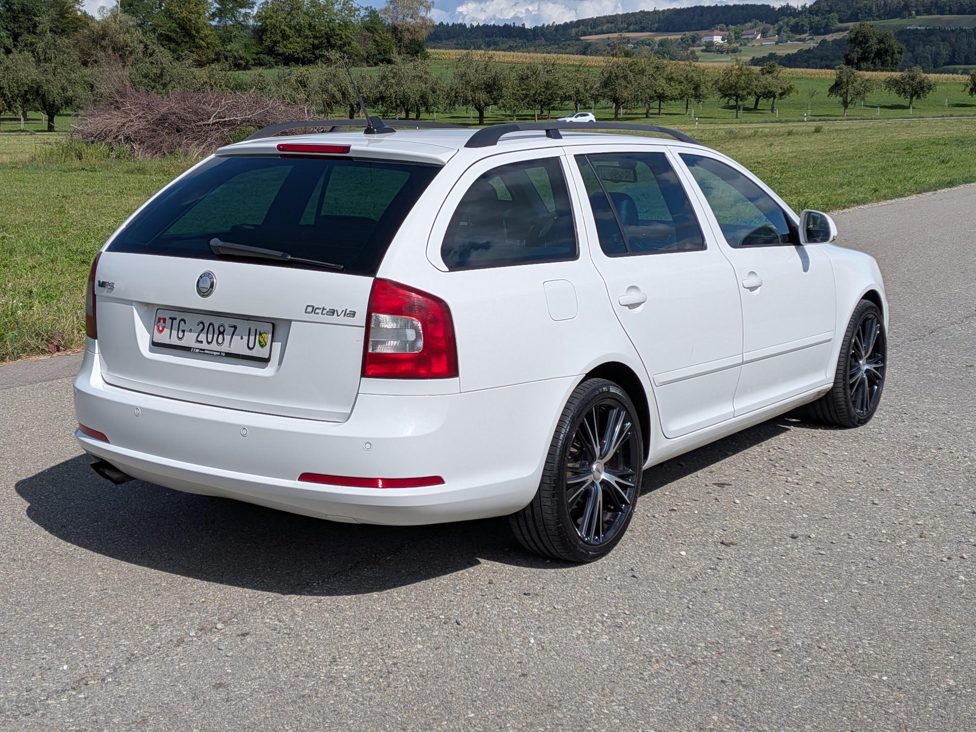 SKODA Octavia Combi 2.0 TDI RS DSG * Frisch ab MFK-image-10