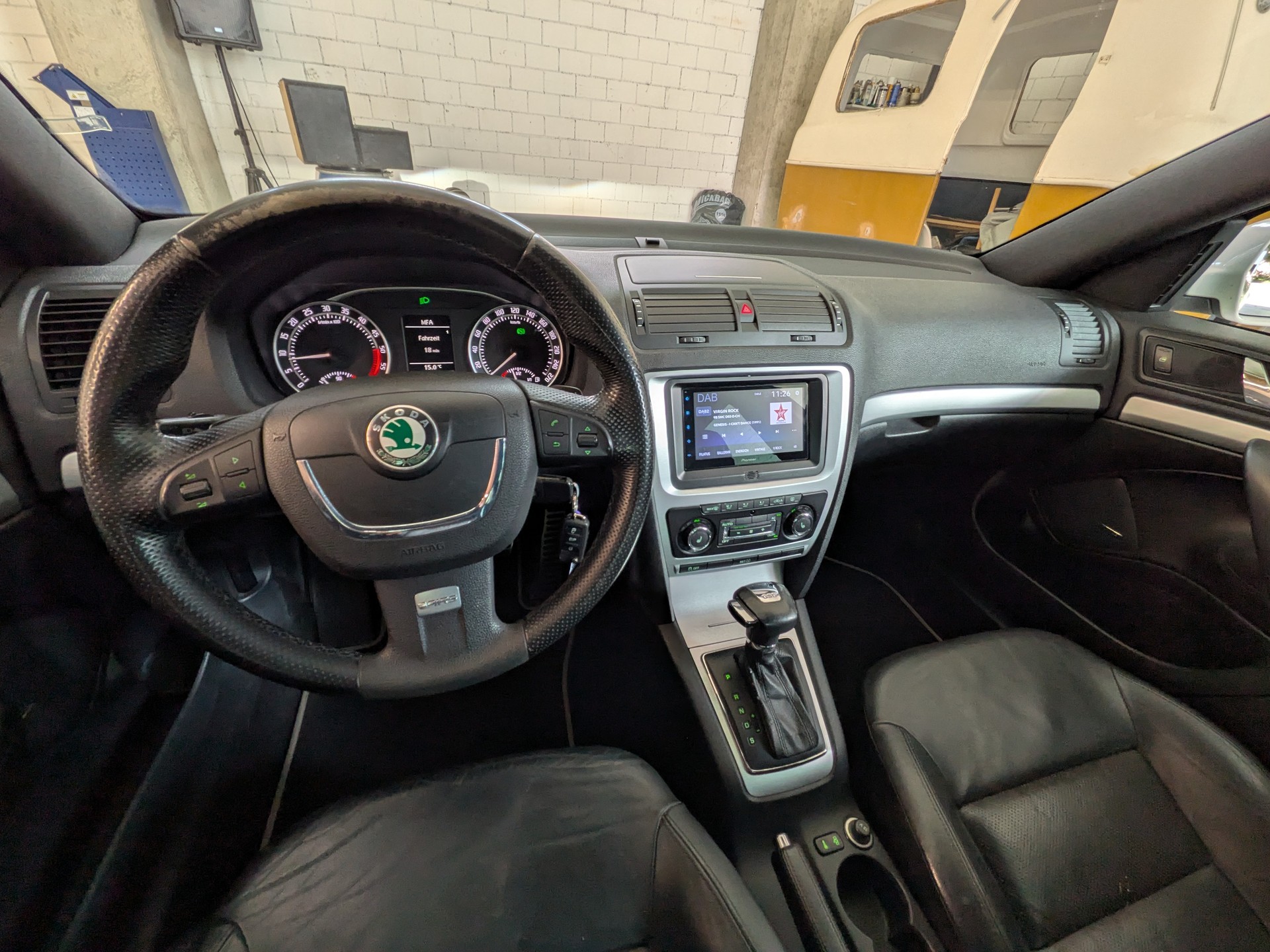 SKODA Octavia Combi 2.0 TDI RS DSG * Frisch ab MFK-image-13