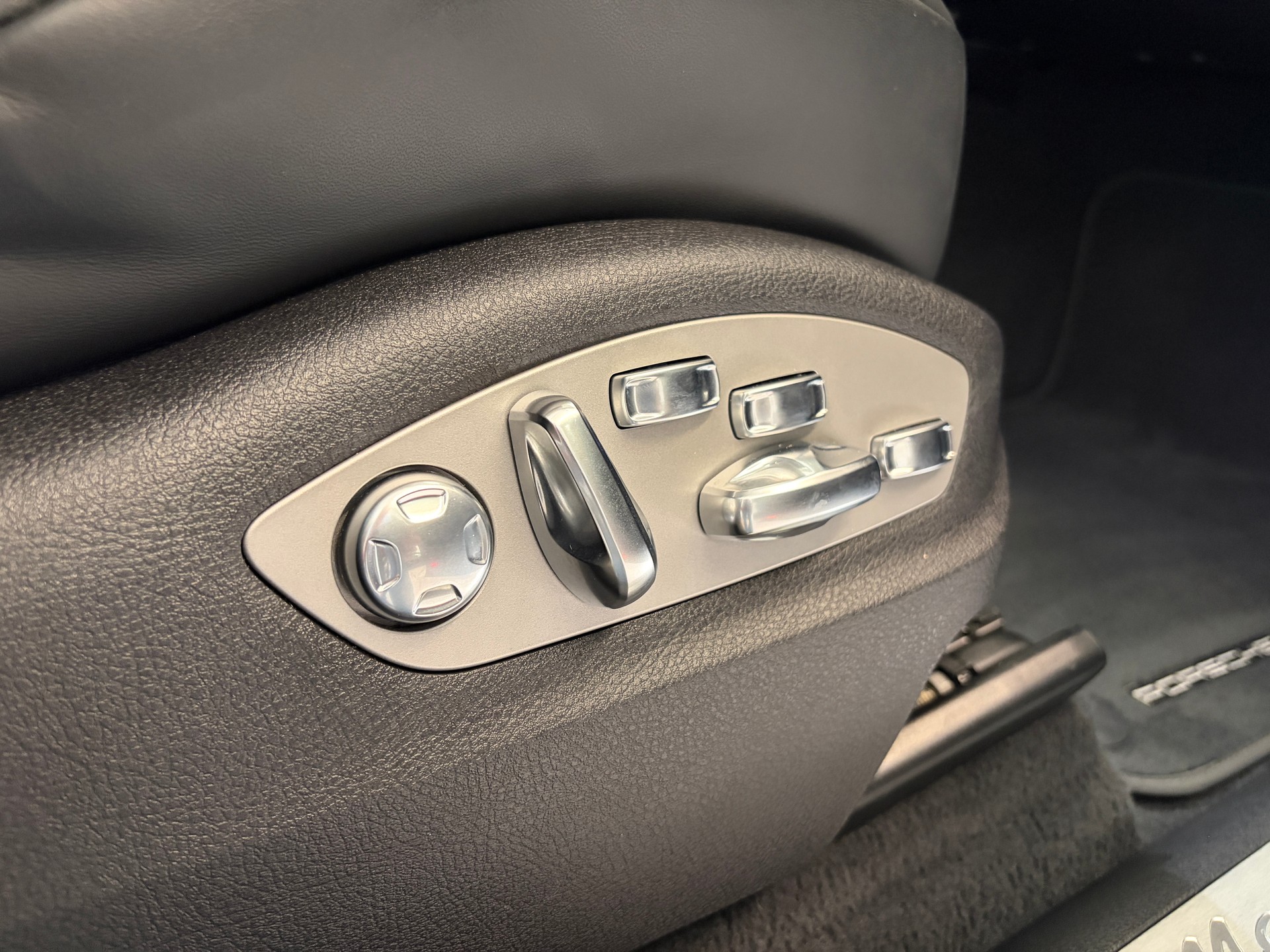 PORSCHE Macan S PDK *SPORT DESIGN* LUFT PDLS+ AHK 21"-image-7