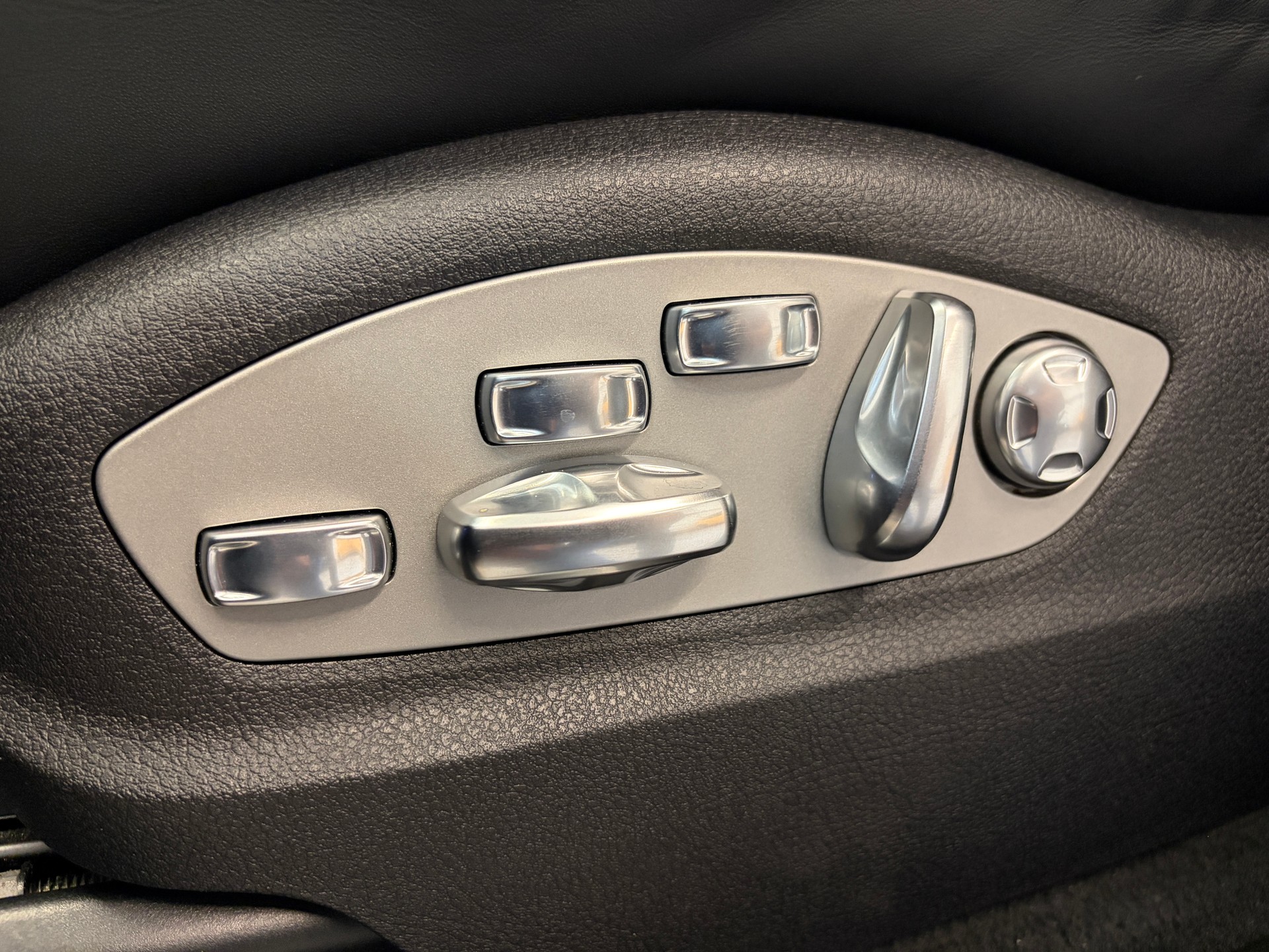 PORSCHE Macan S PDK *SPORT DESIGN* LUFT PDLS+ AHK 21"-image-18