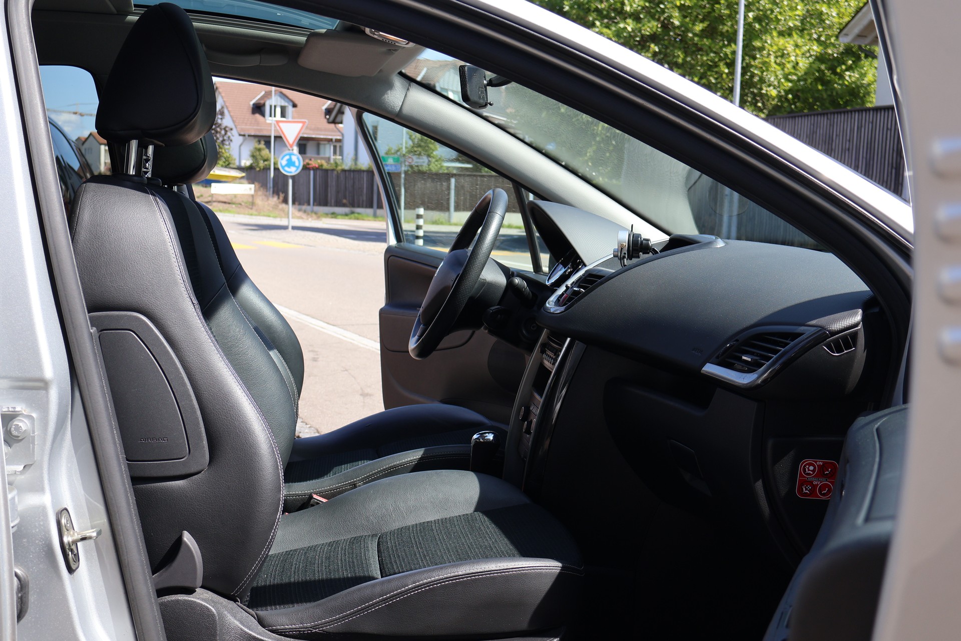 PEUGEOT 207 1.6 16V Allure Automatic-image-12