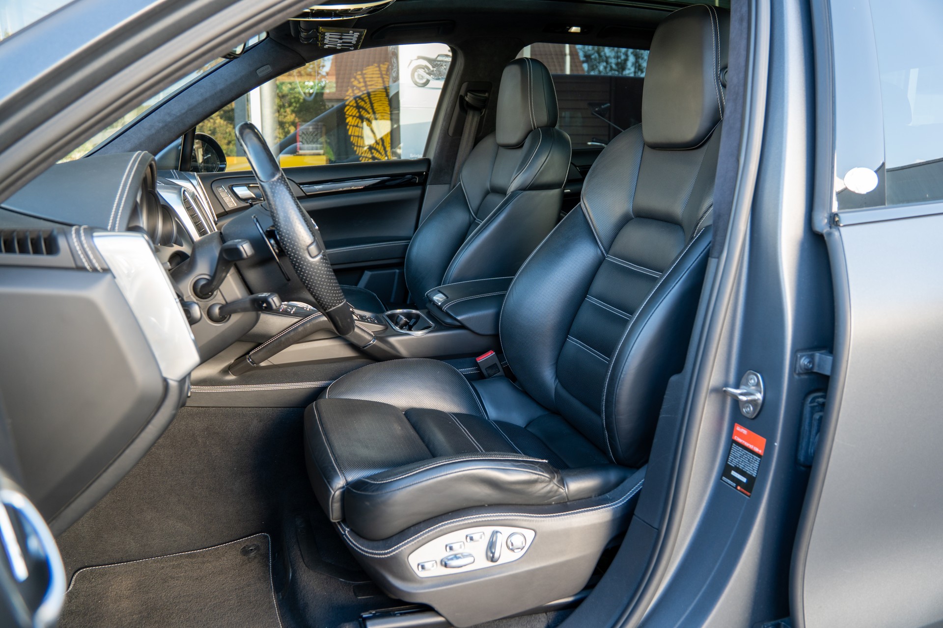 PORSCHE Cayenne Turbo-image-5