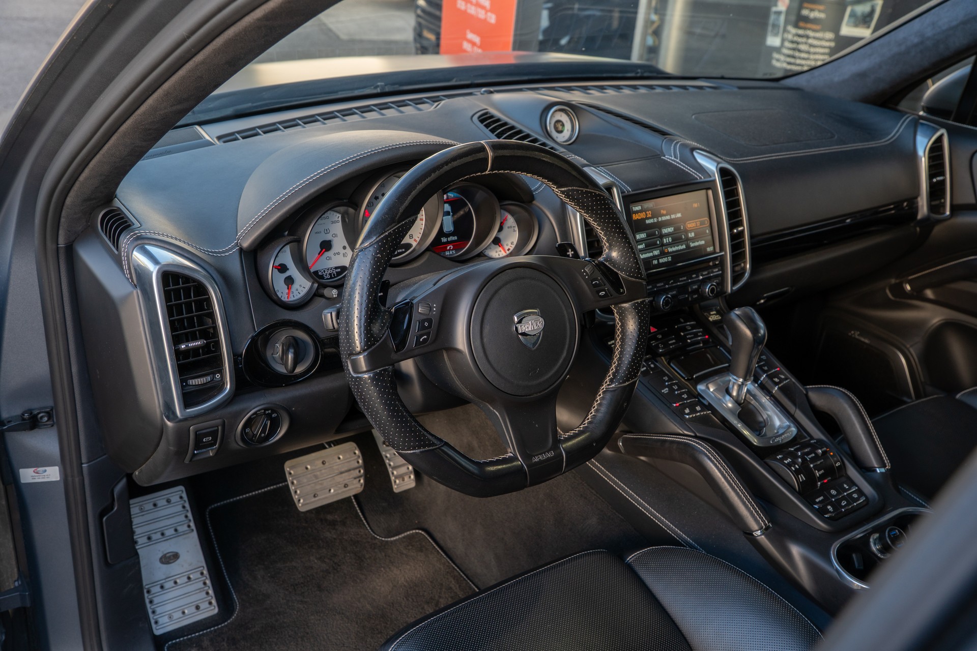 PORSCHE Cayenne Turbo-image-8