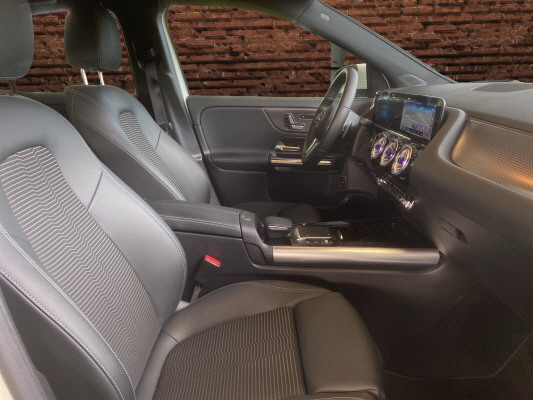 MERCEDES-BENZ EQA 250-image-10