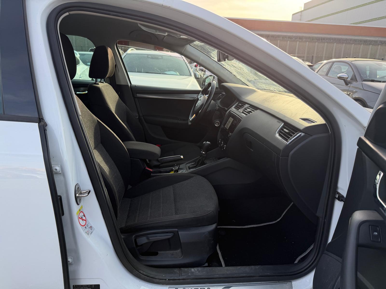 SKODA Octavia Scout 2.0 TDI 184 4x4 DSG-image-10