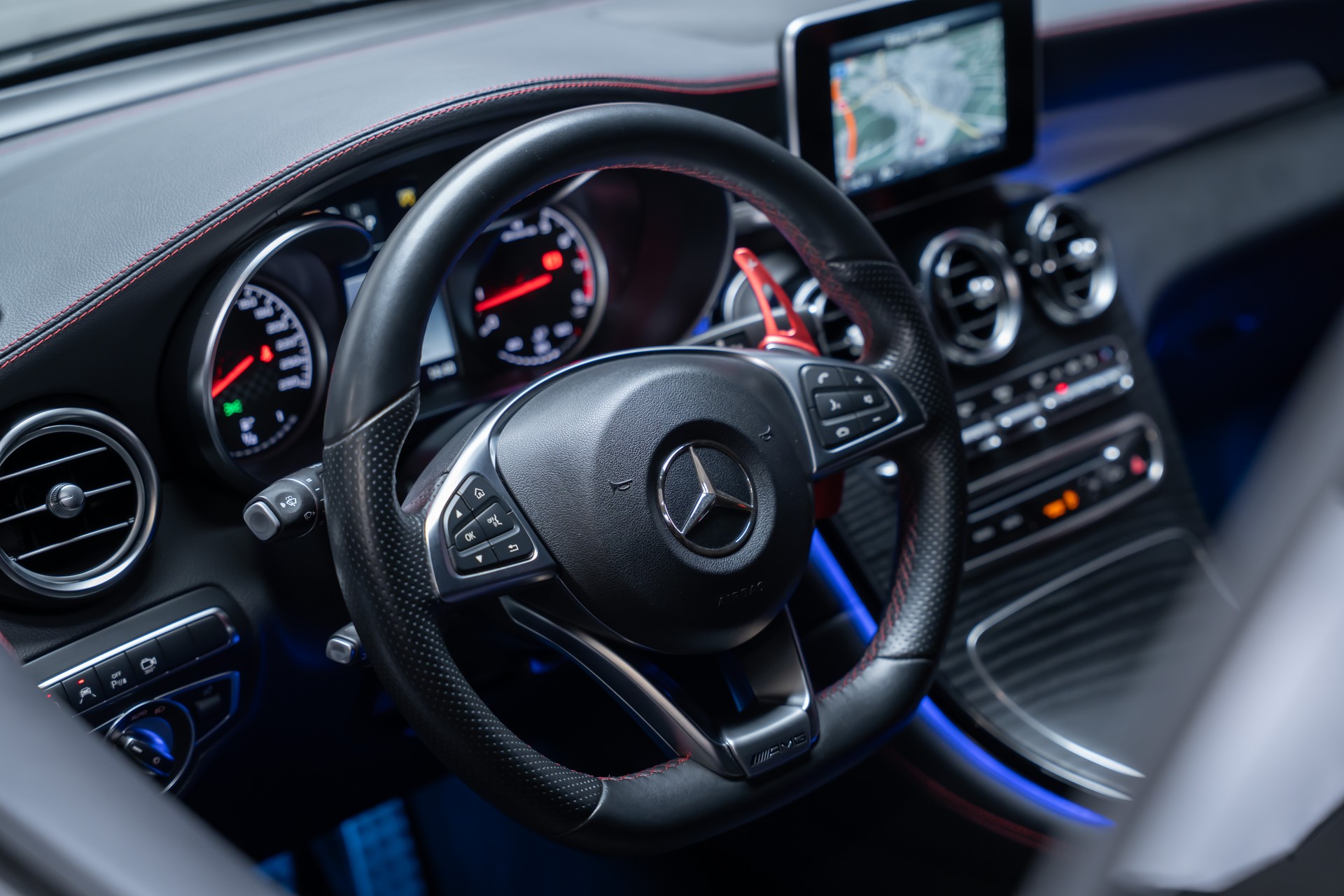 MERCEDES-BENZ GLC 43 AMG 4m Coupé / CH-Fahrzeug / 360°Kamera / Ambientebeleuchtung-image-12