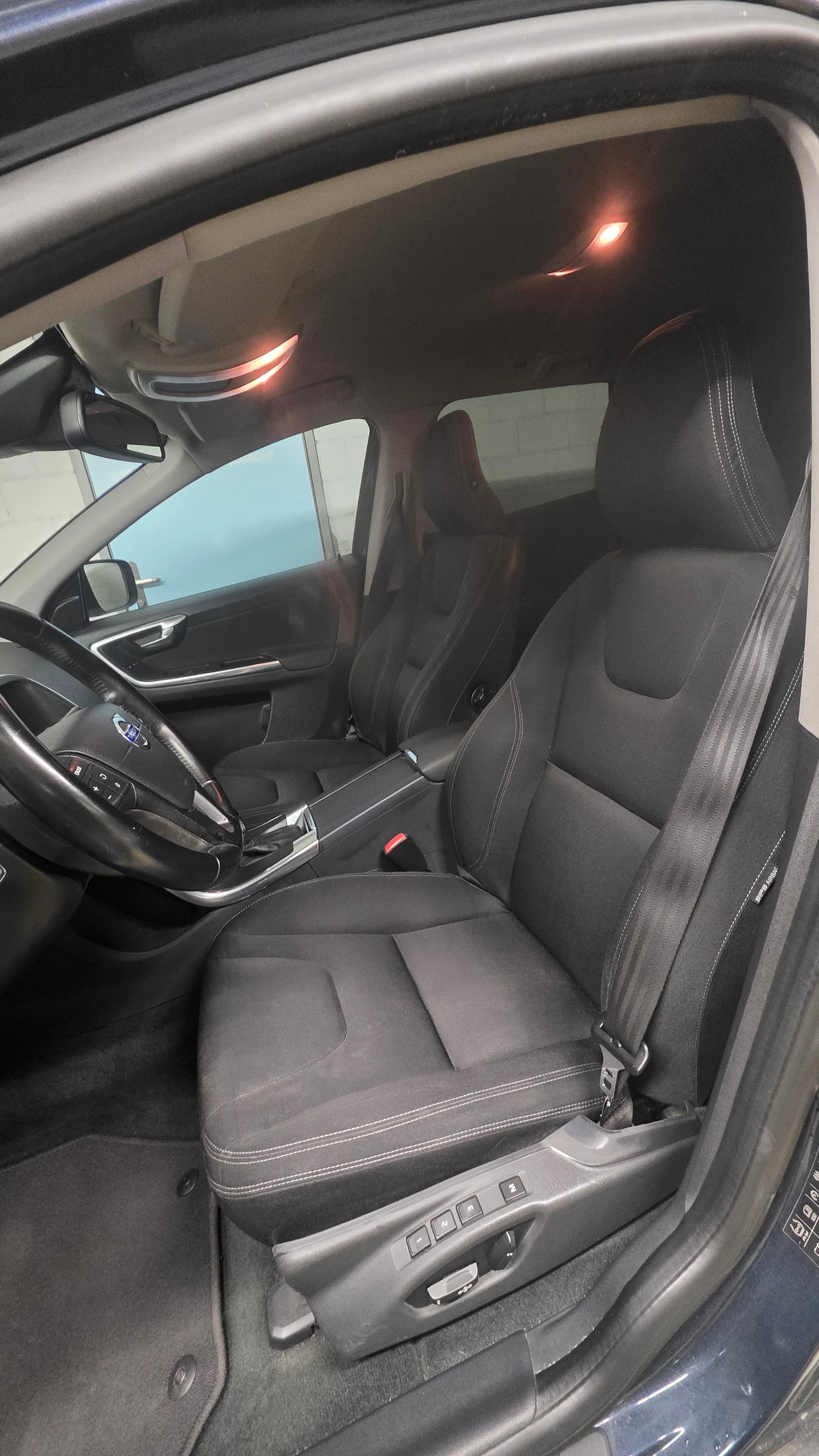 VOLVO XC60 D4 AWD Family Edition Geartronic-image-9