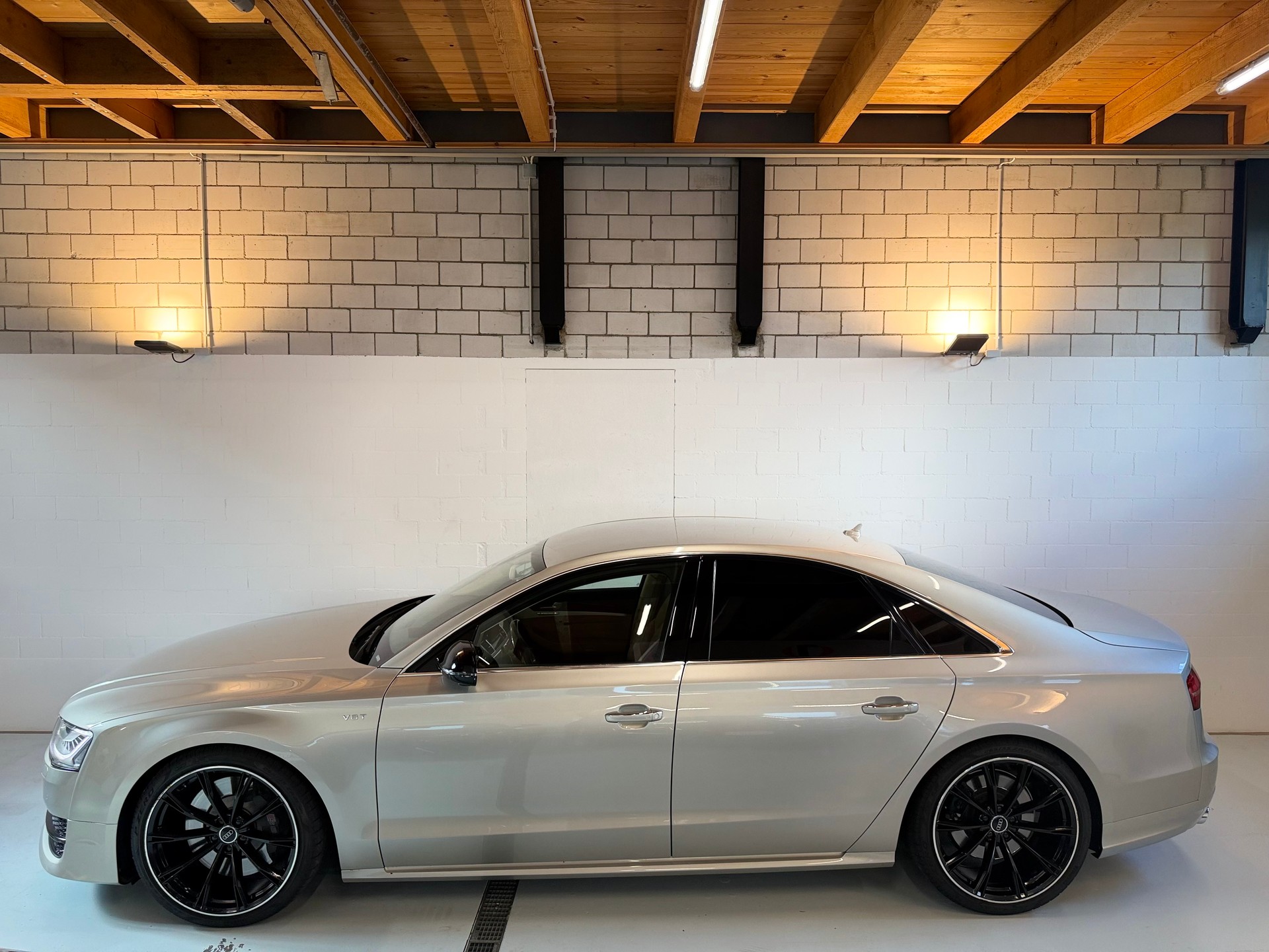 AUDI S8 4.0 TFSI V8 quattro tiptronic-image-2