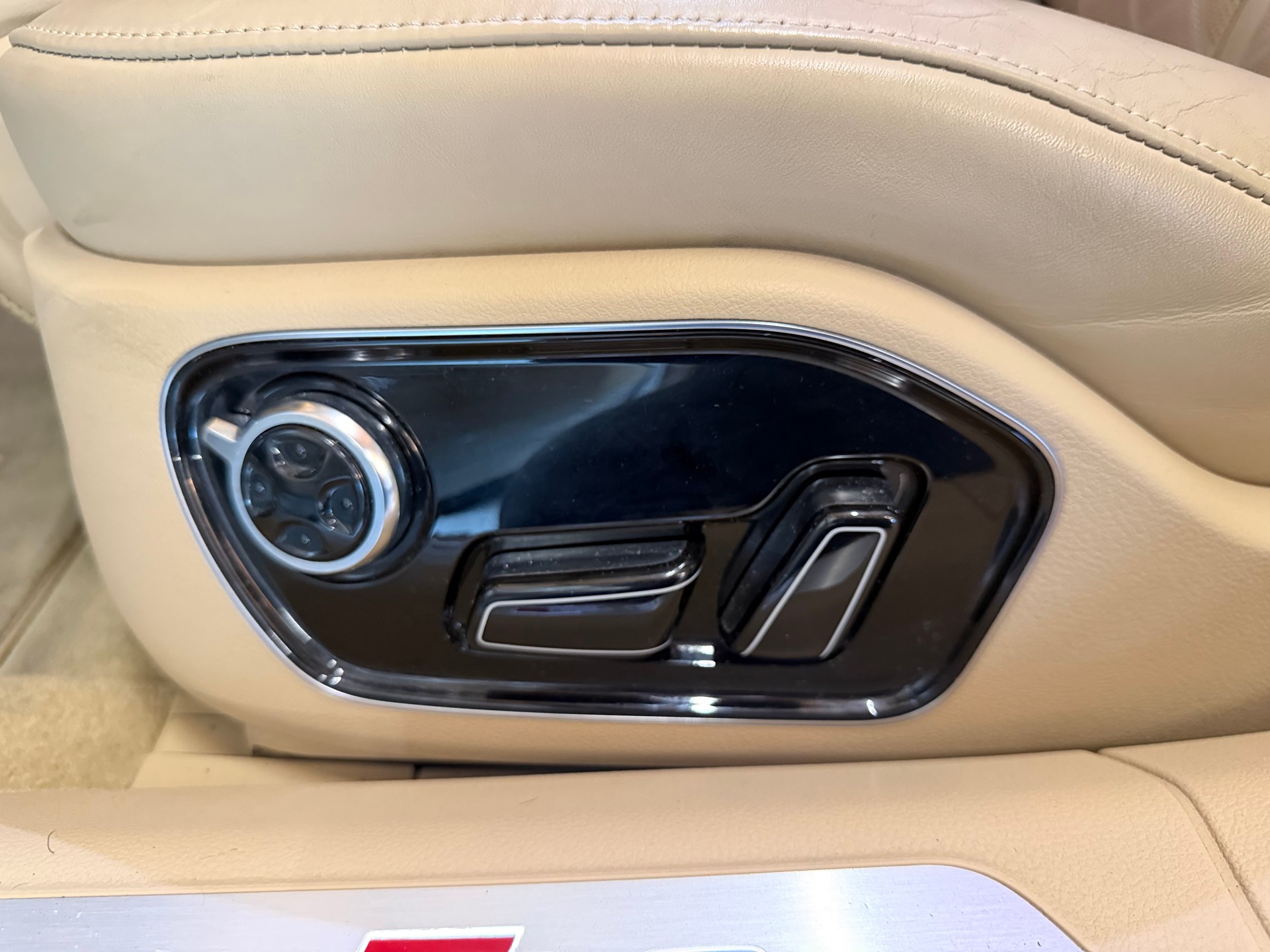 AUDI S8 4.0 TFSI V8 quattro tiptronic-image-19