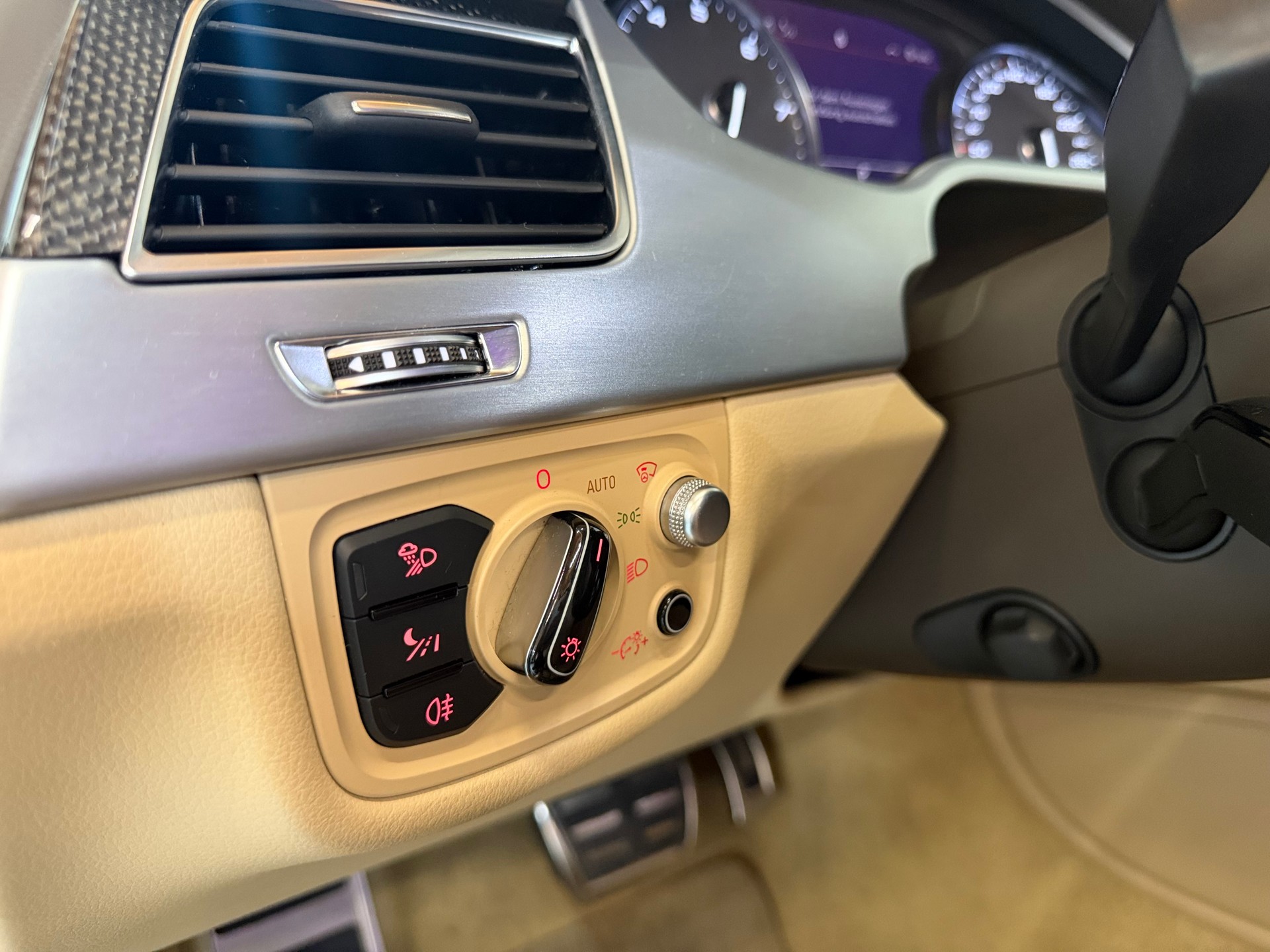 AUDI S8 4.0 TFSI V8 quattro tiptronic-image-18