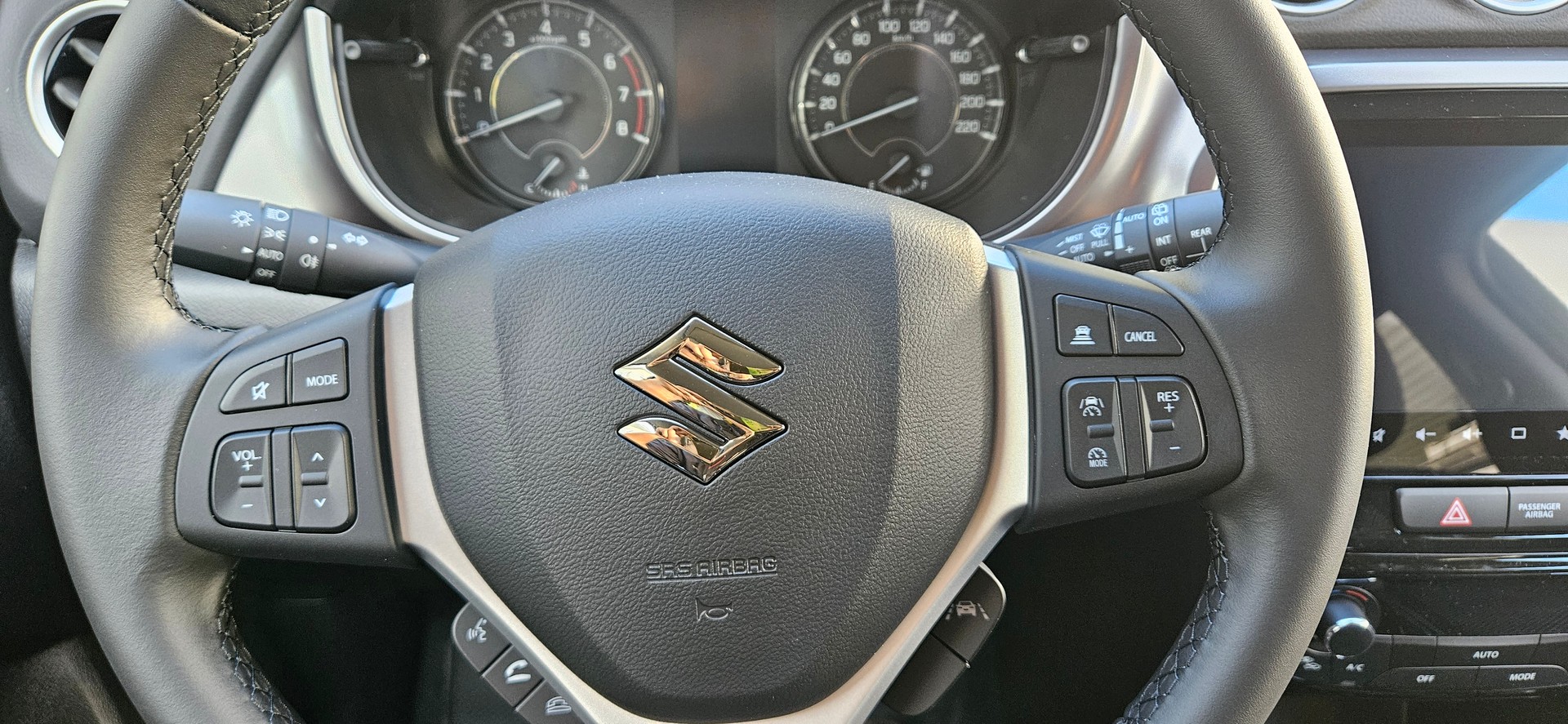 SUZUKI Vitara 1.4 Boosterjet Compact + 4x4 Hybrid-image-9