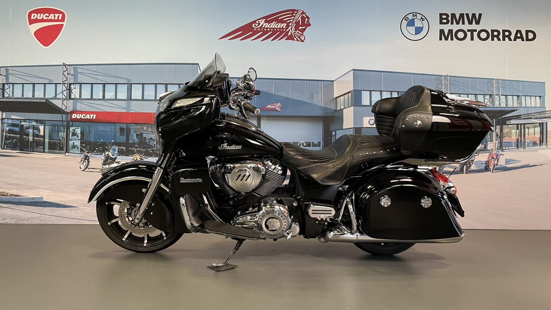 INDIAN Roadmaster-showroom-element-3