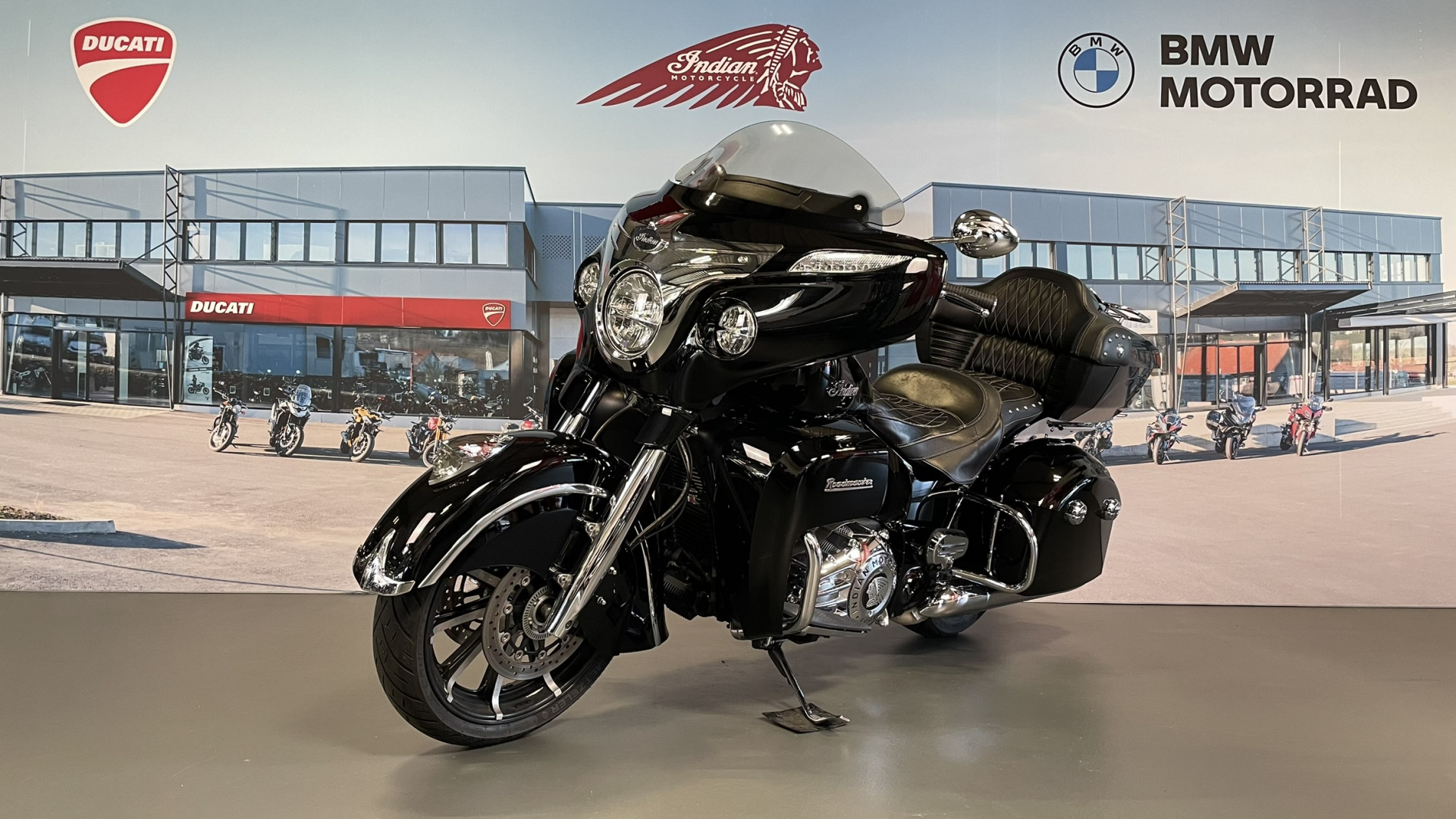 INDIAN Roadmaster-showroom-element-2