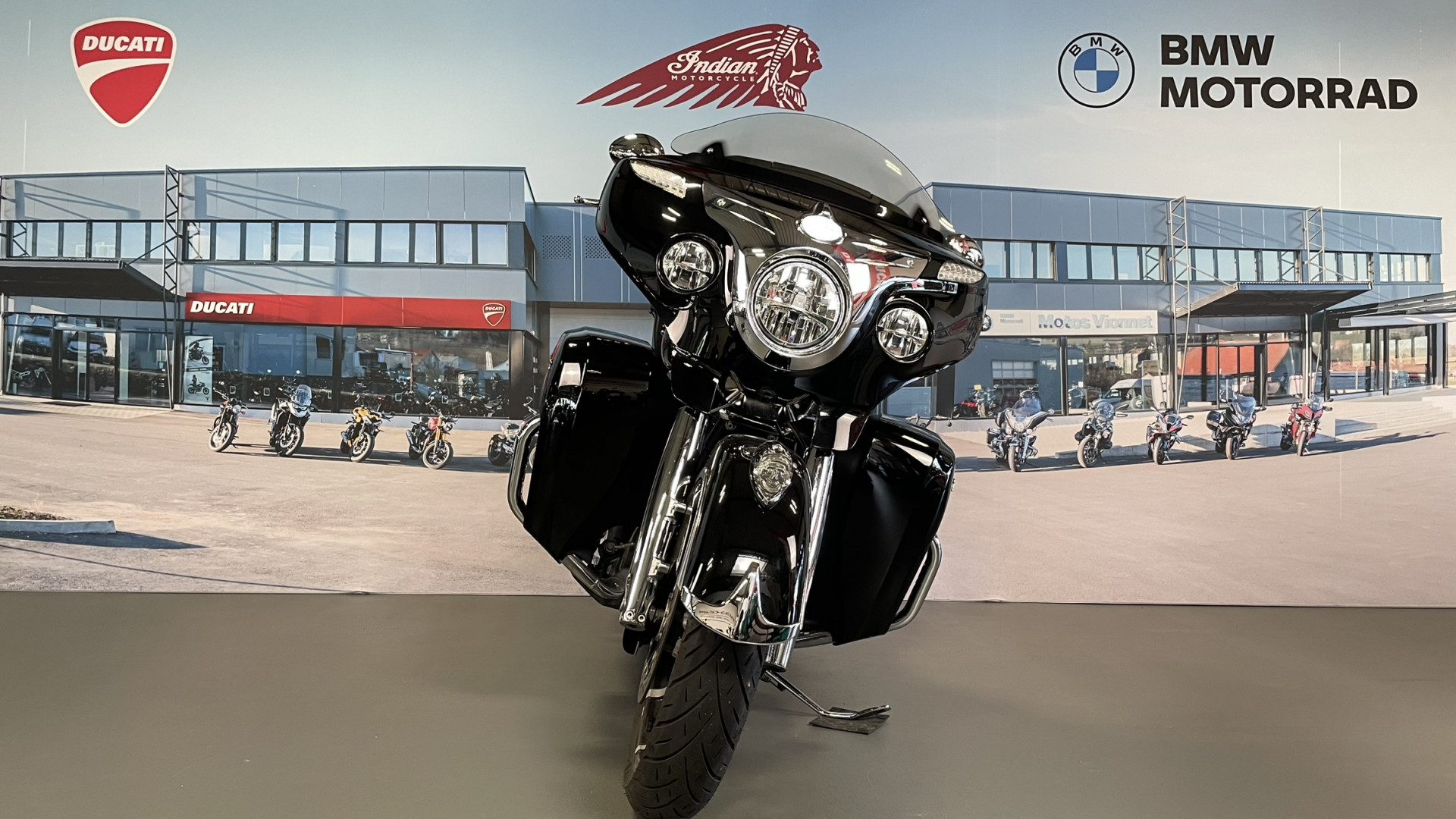 INDIAN Roadmaster-showroom-element-1