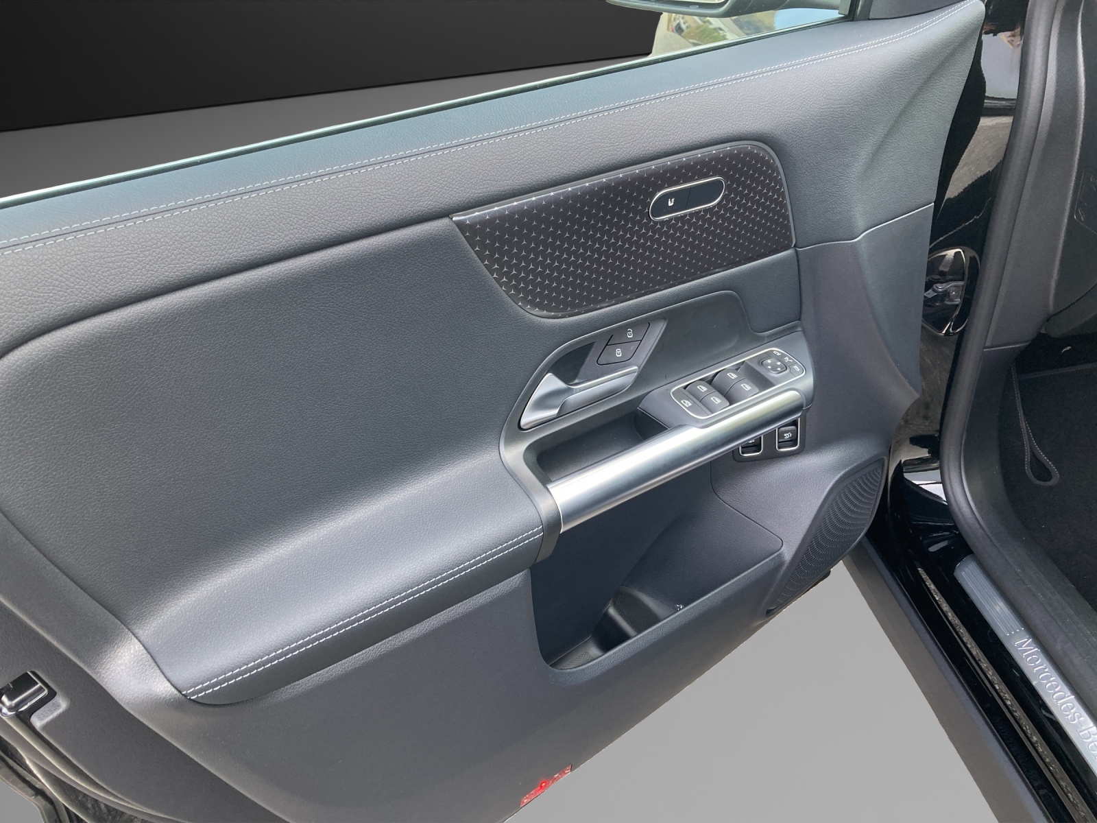 MERCEDES-BENZ GLA 250 e 8G-DCT EQ Star-image-12