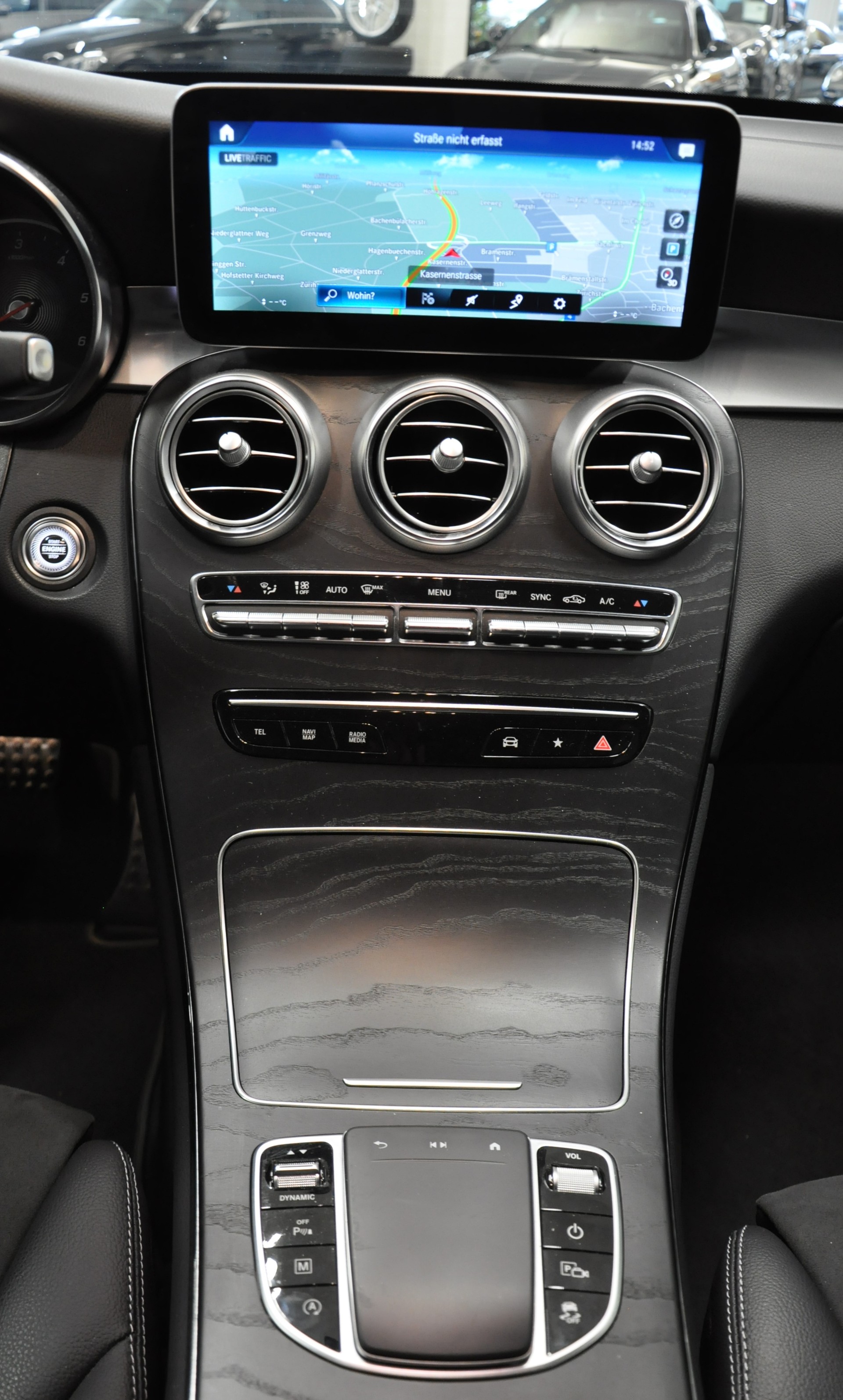 MERCEDES-BENZ GLC 220 d AMG Line 4Matic 9G-Tronic-image-19