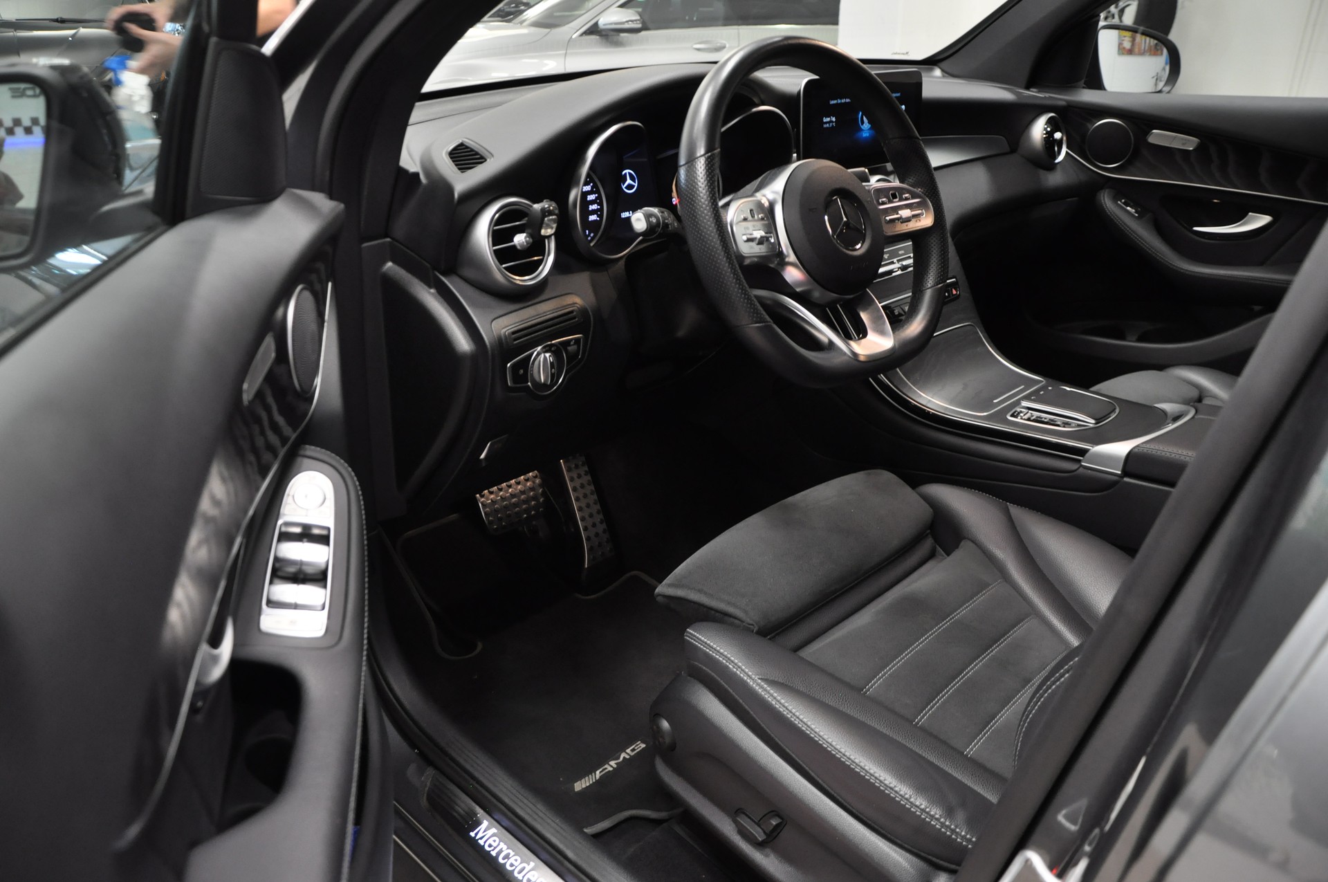 MERCEDES-BENZ GLC 220 d AMG Line 4Matic 9G-Tronic-image-10