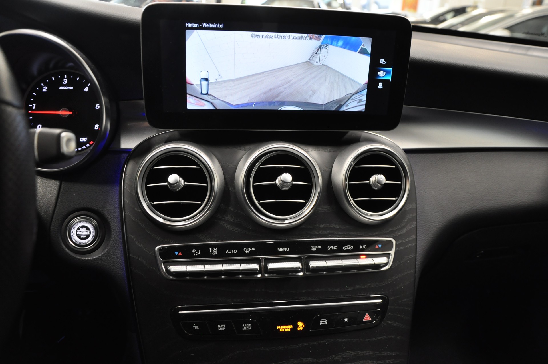 MERCEDES-BENZ GLC 220 d AMG Line 4Matic 9G-Tronic-image-21