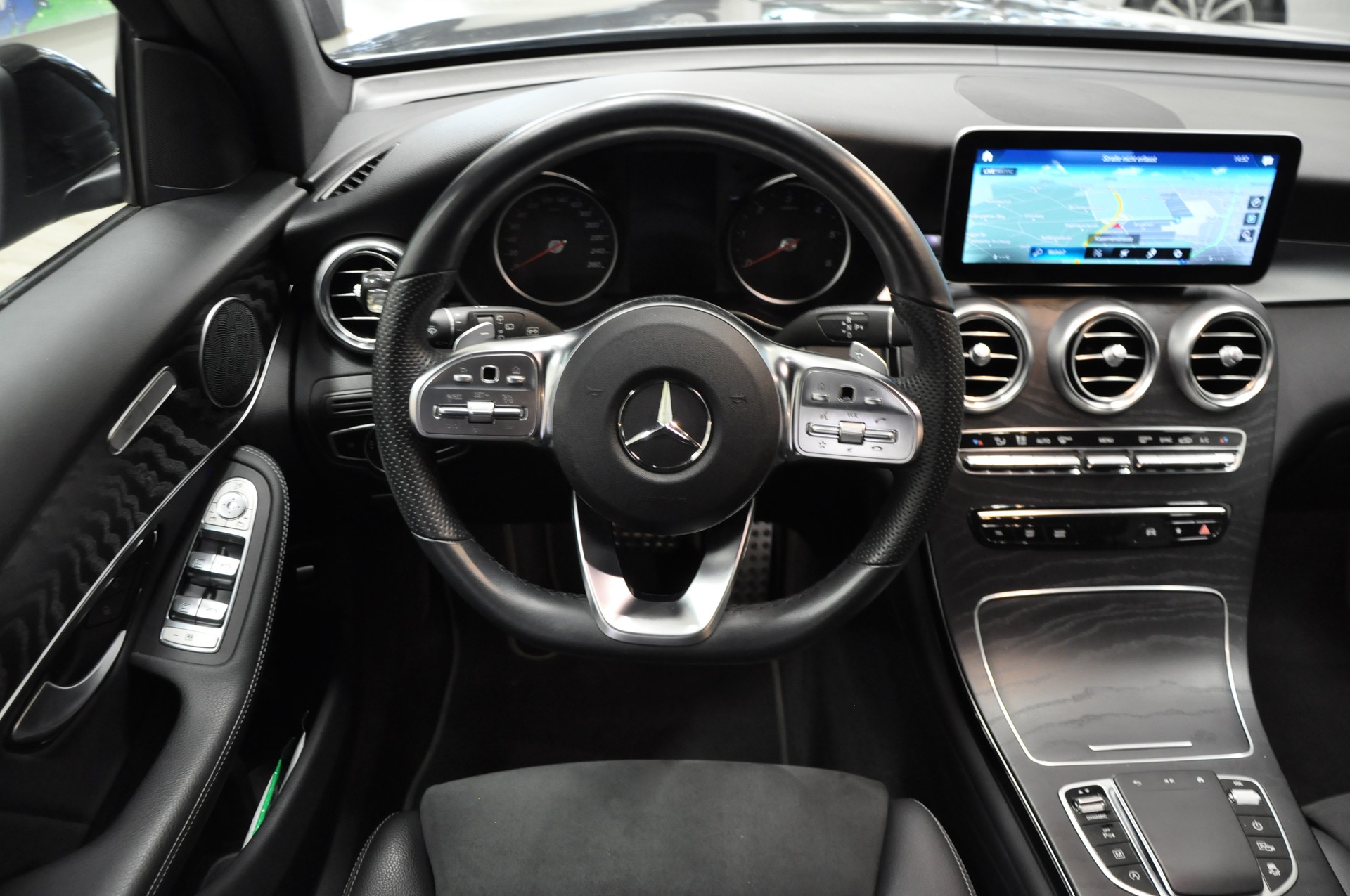 MERCEDES-BENZ GLC 220 d AMG Line 4Matic 9G-Tronic-image-18