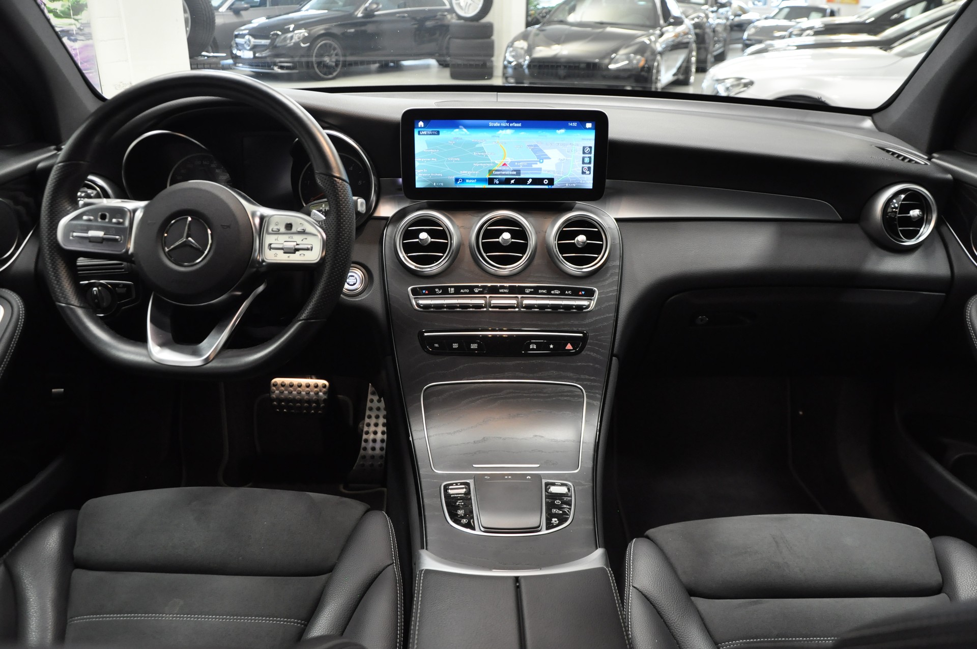 MERCEDES-BENZ GLC 220 d AMG Line 4Matic 9G-Tronic-image-17