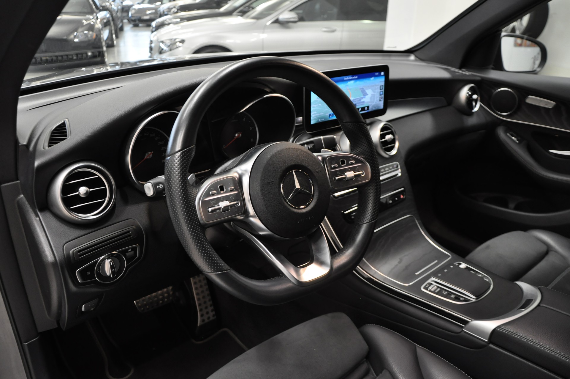 MERCEDES-BENZ GLC 220 d AMG Line 4Matic 9G-Tronic-image-11