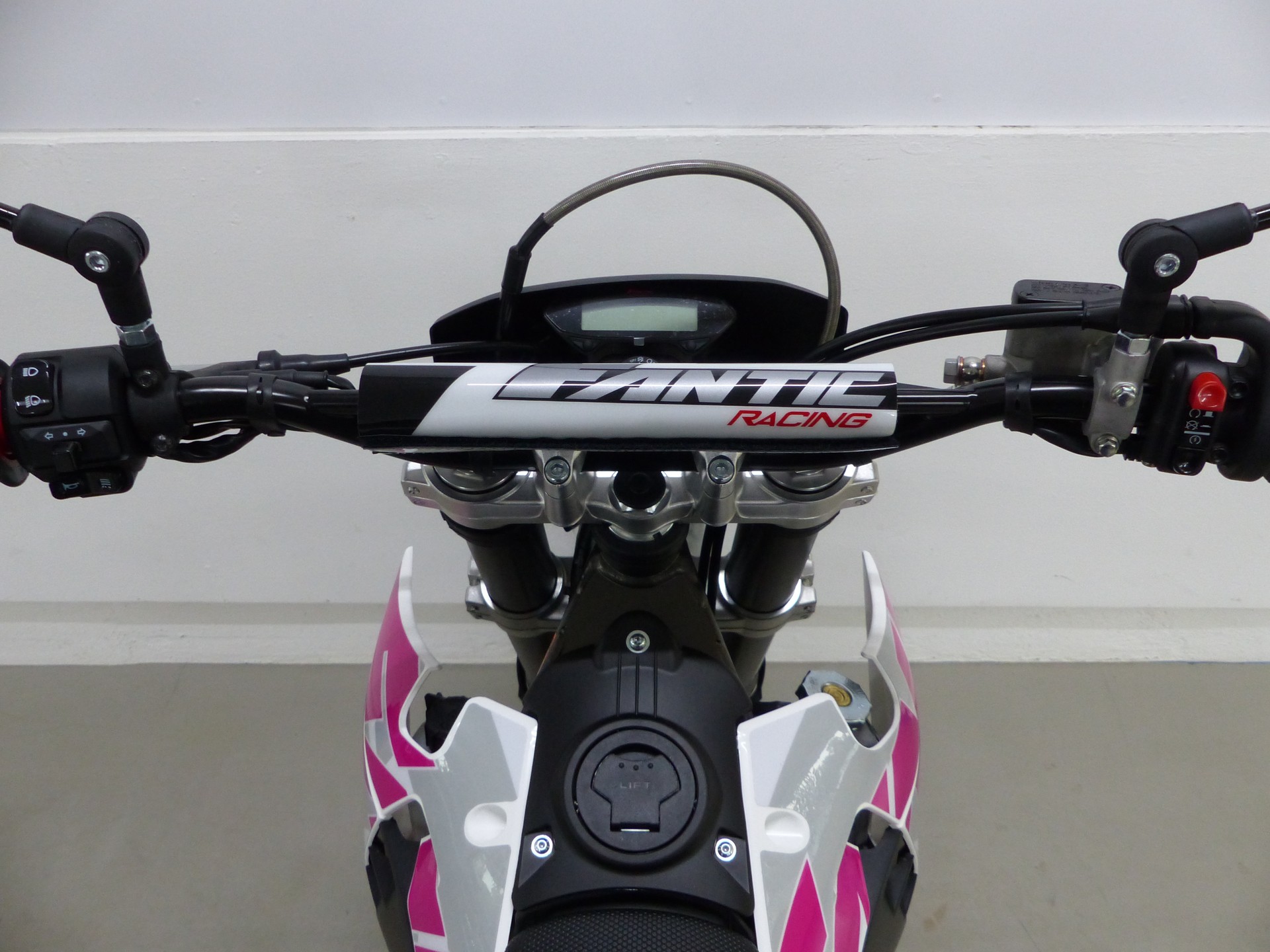 FANTIC XMF 125 Performance PINK EDITION-image-4
