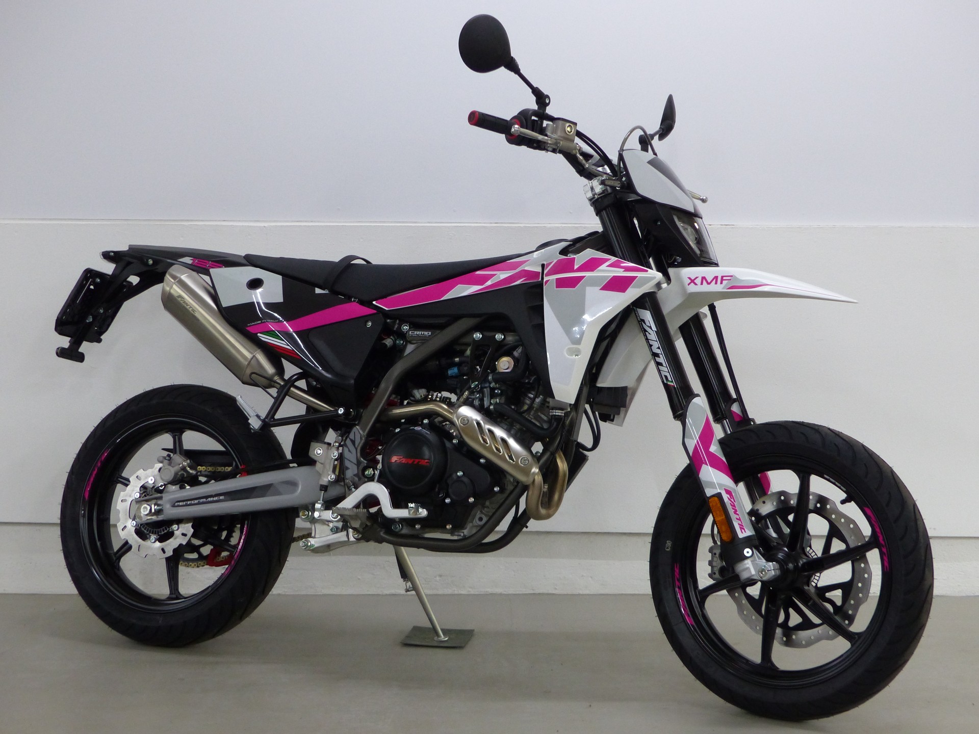 FANTIC XMF 125 Performance PINK EDITION-showroom-element-1