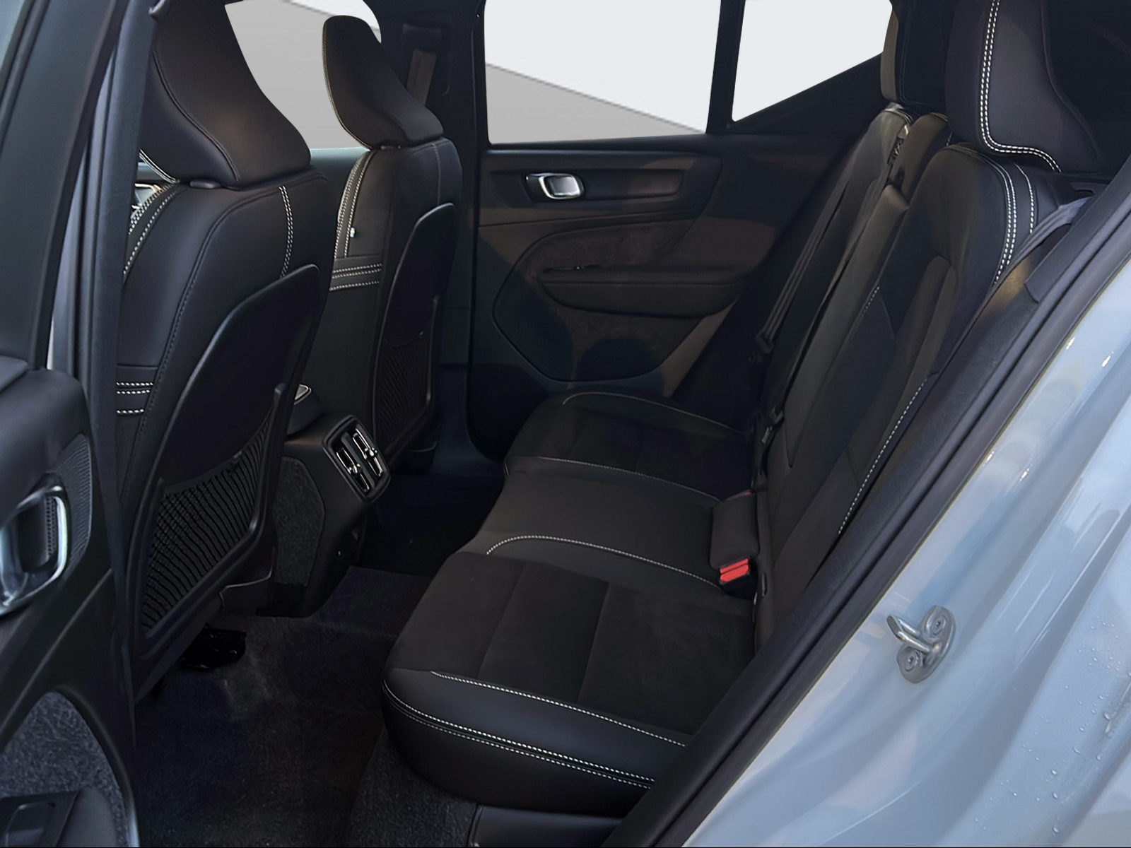 VOLVO XC40 B4 Benzin Mild Hybrid Ultra Dark DCT-image-15